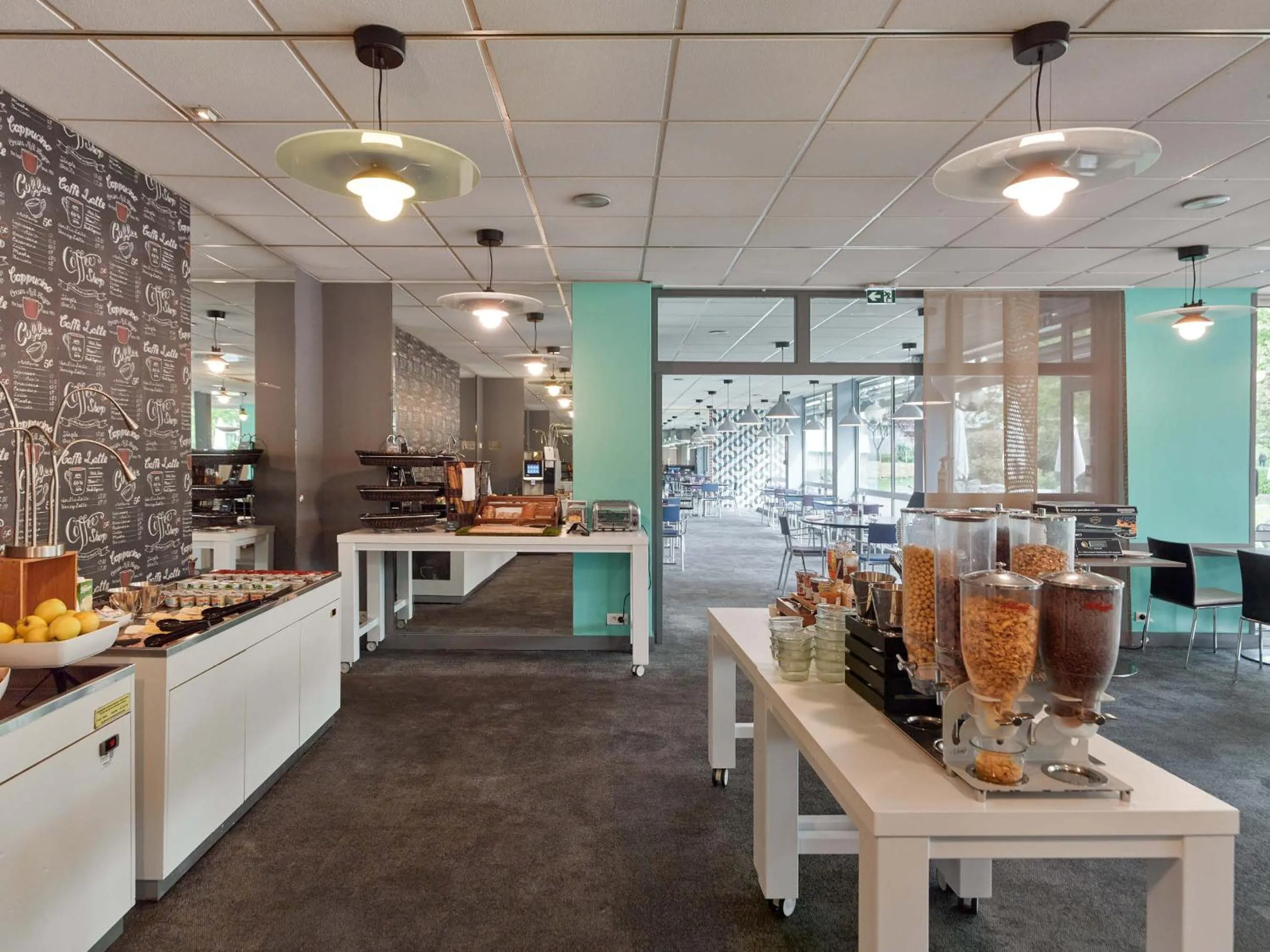 Breakfast in B&B HOTEL Cergy Port 4 étoiles