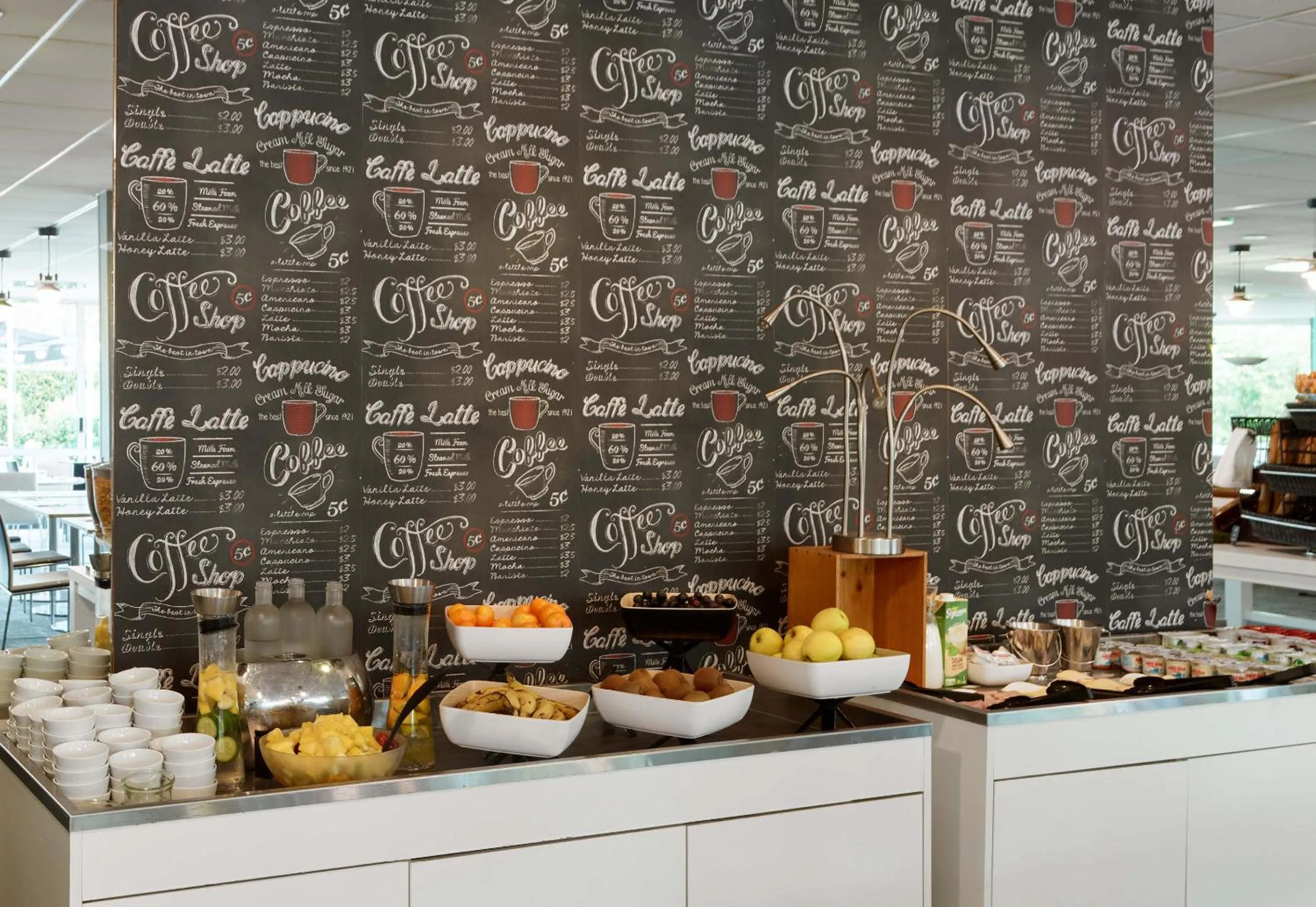 Food and drinks in B&B HOTEL Cergy Port 4 étoiles