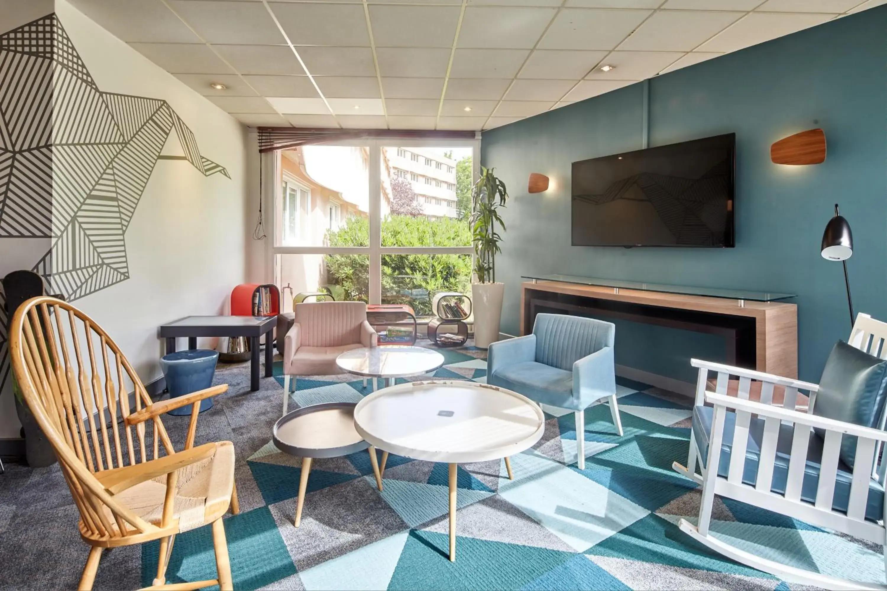 Communal lounge/ TV room, Restaurant/Places to Eat in B&B HOTEL Cergy Port 4 étoiles