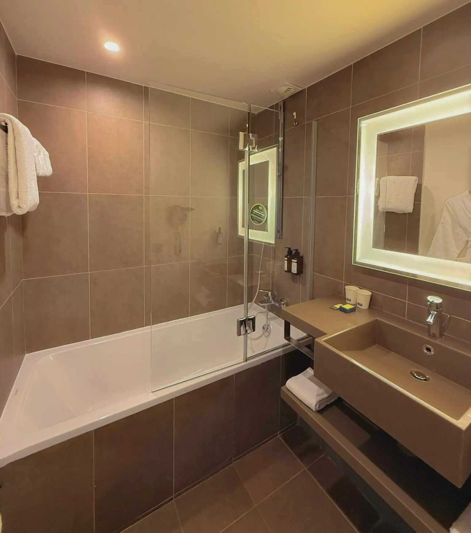 Bathroom in B&B HOTEL Cergy Port 4 étoiles