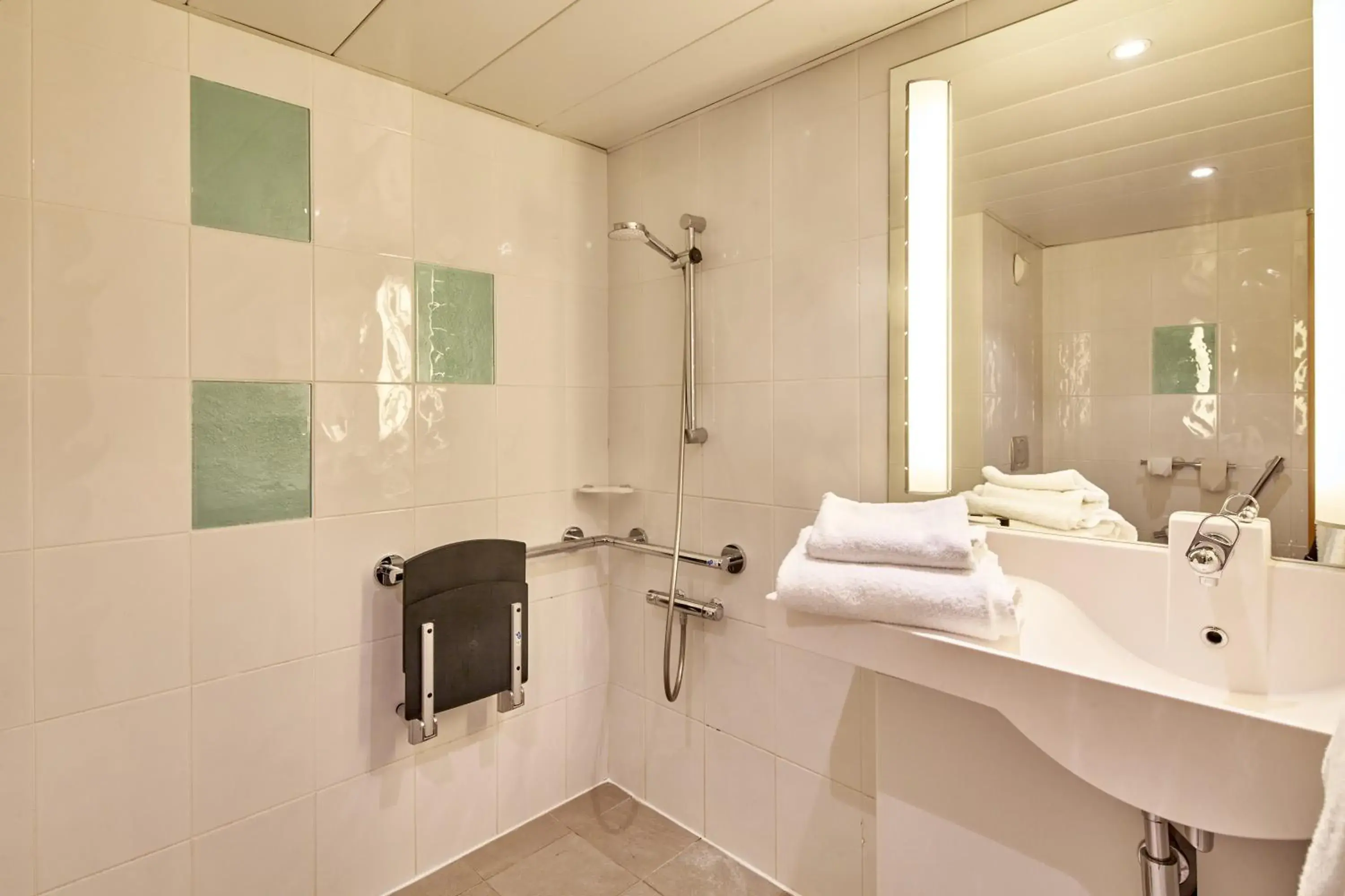 Bathroom in B&B HOTEL Cergy Port 4 étoiles