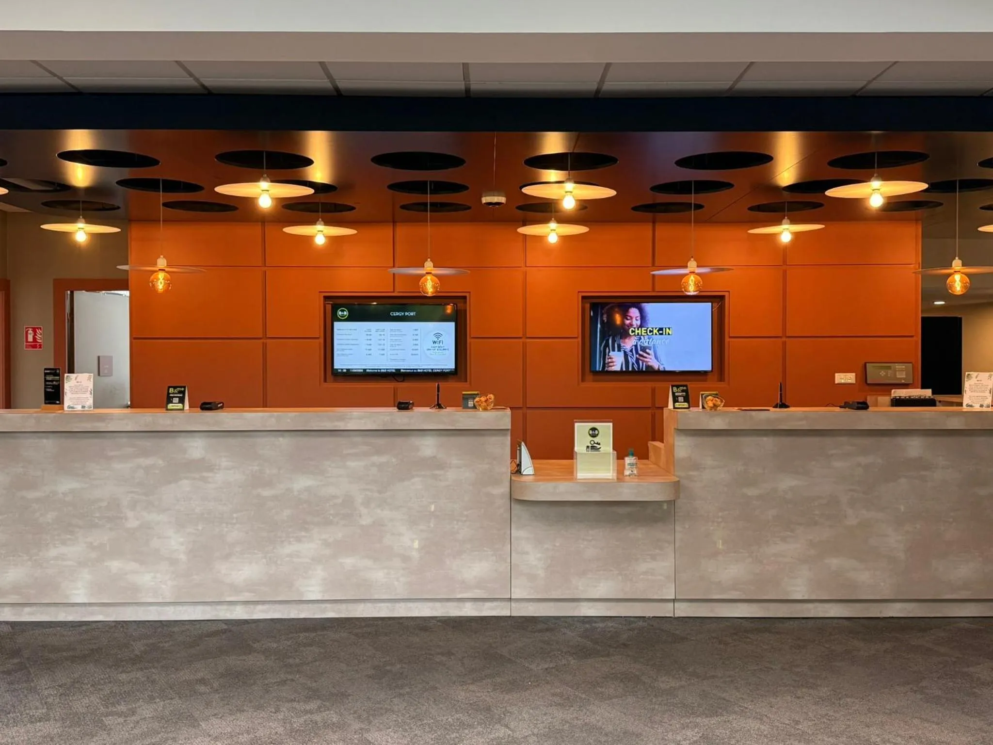 Lobby or reception in B&B HOTEL Cergy Port 4 étoiles