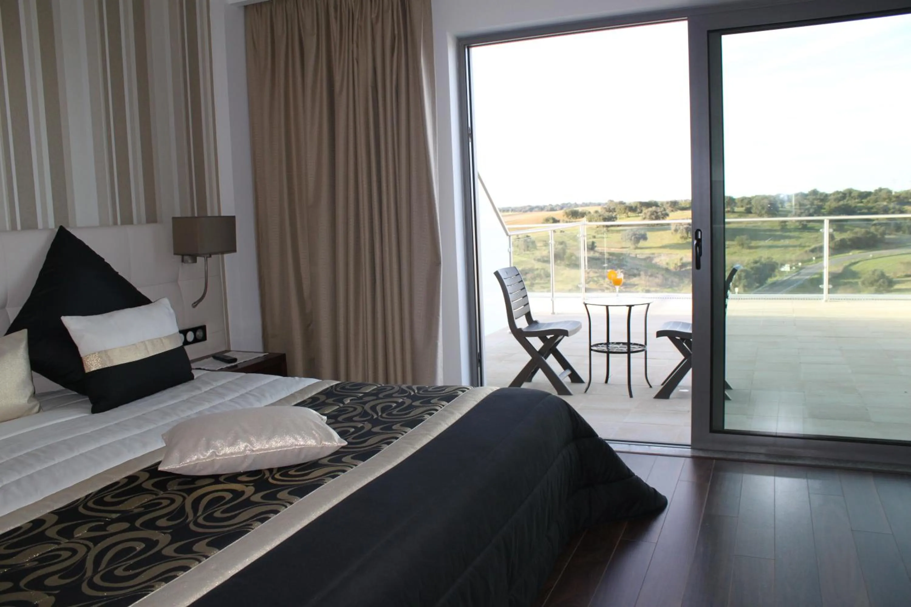 View (from property/room), Bed in Hotel O Gato & Spa