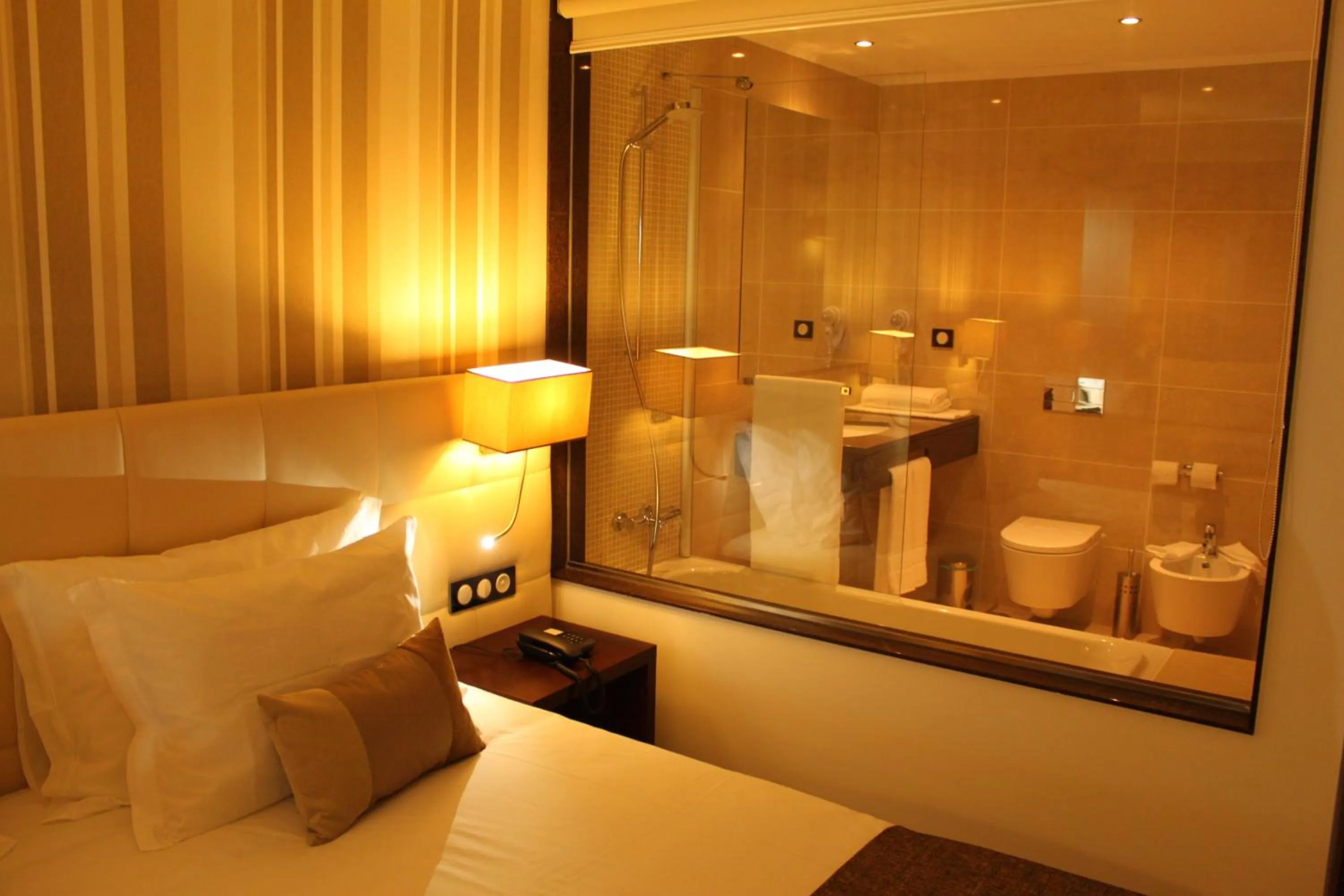 Toilet, Bed in Hotel O Gato & Spa