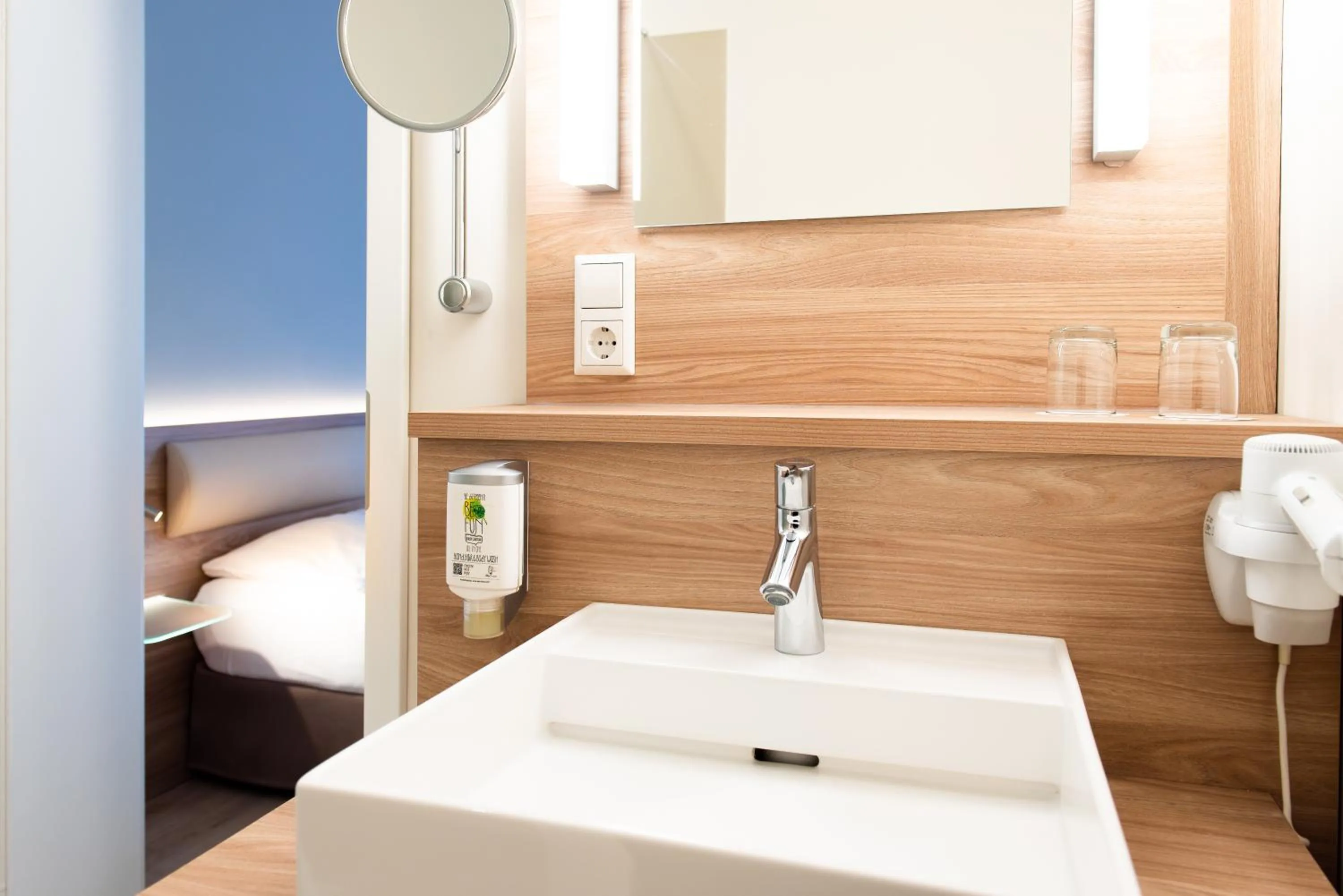 Bathroom, Bed in Hotel Königshof am Funkturm Business