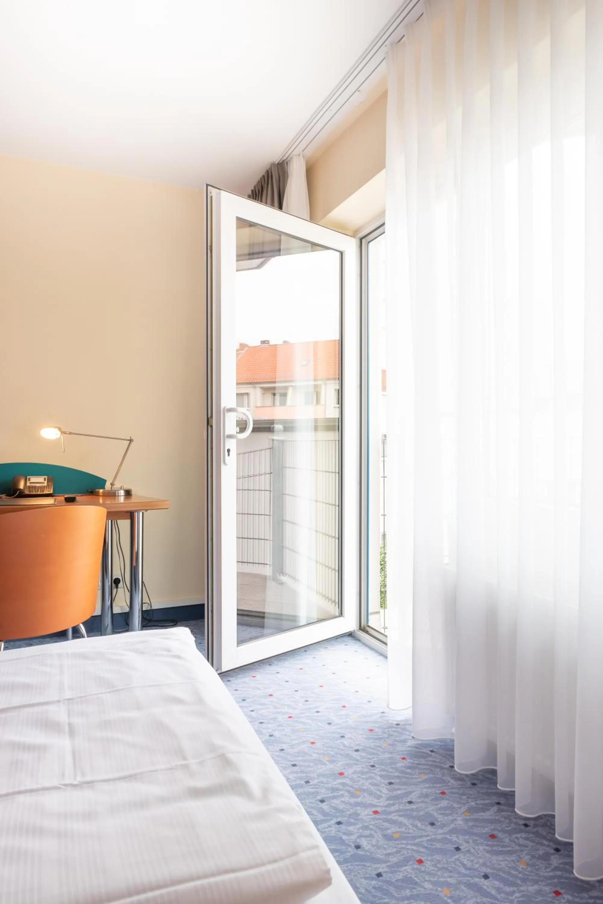 Balcony/Terrace, Bed in Hotel Königshof am Funkturm Business