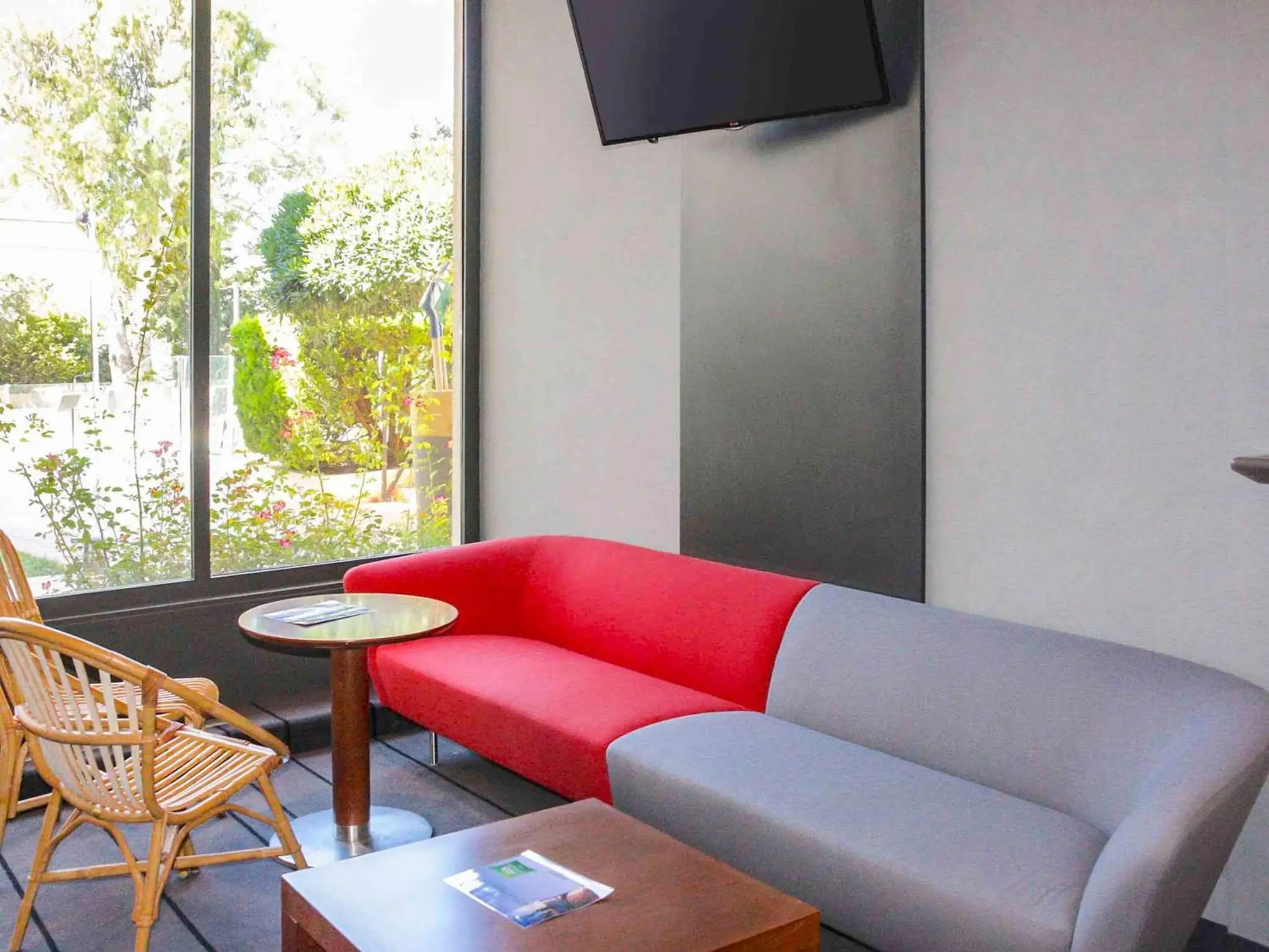 Lounge or bar in Ibis styles Toulon la Seyne sur Mer Lounge or bar in Ibis styles Toulon la Seyne sur Mer