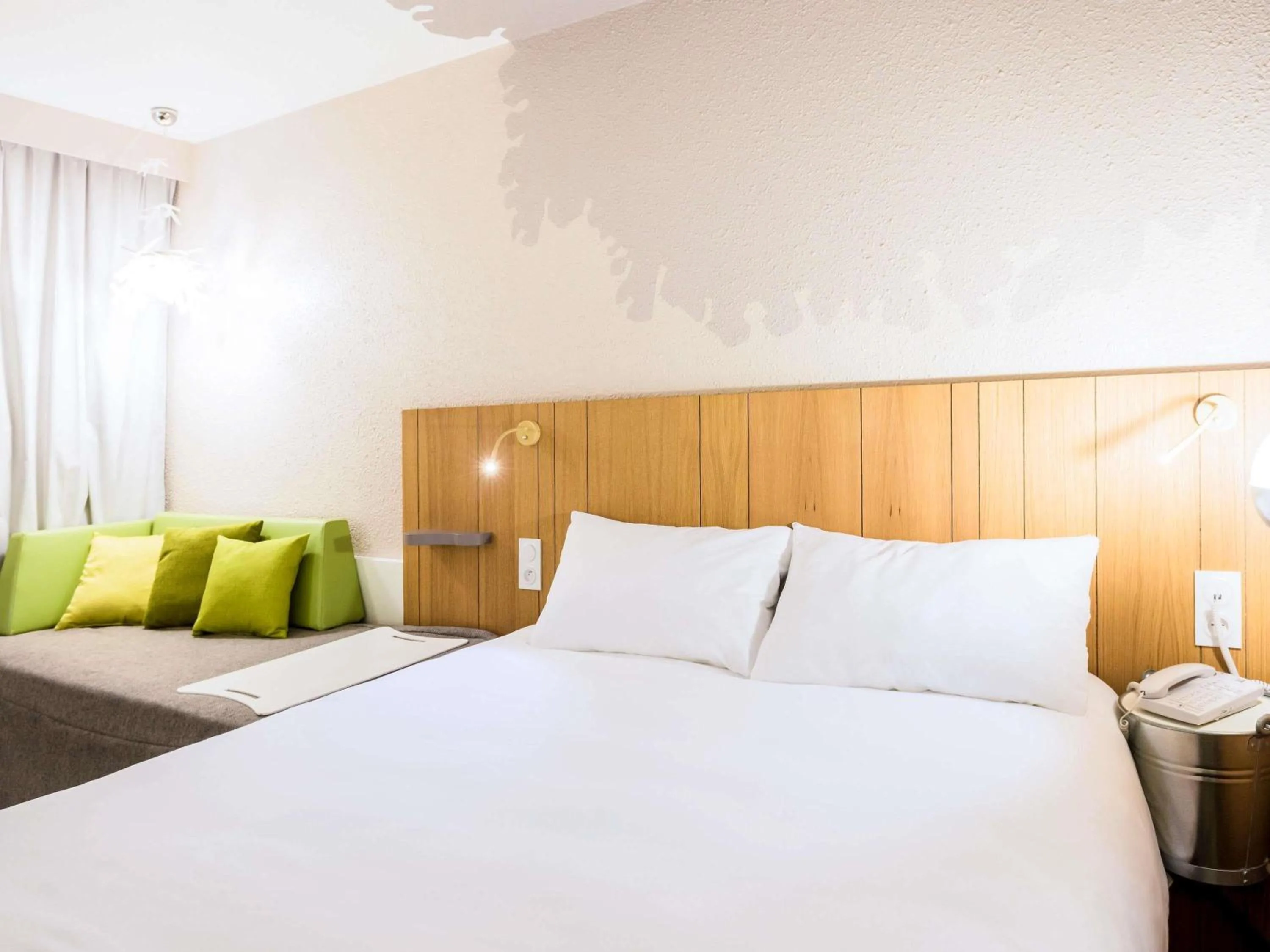 Bedroom, Bed in ibis Styles Tours Sud