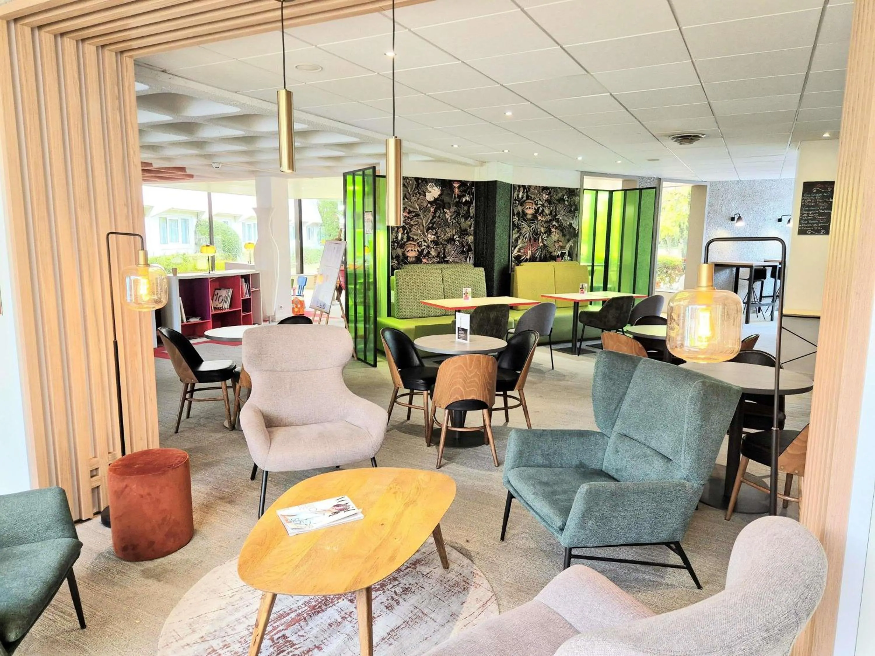 Lounge or bar in ibis Styles Tours Sud