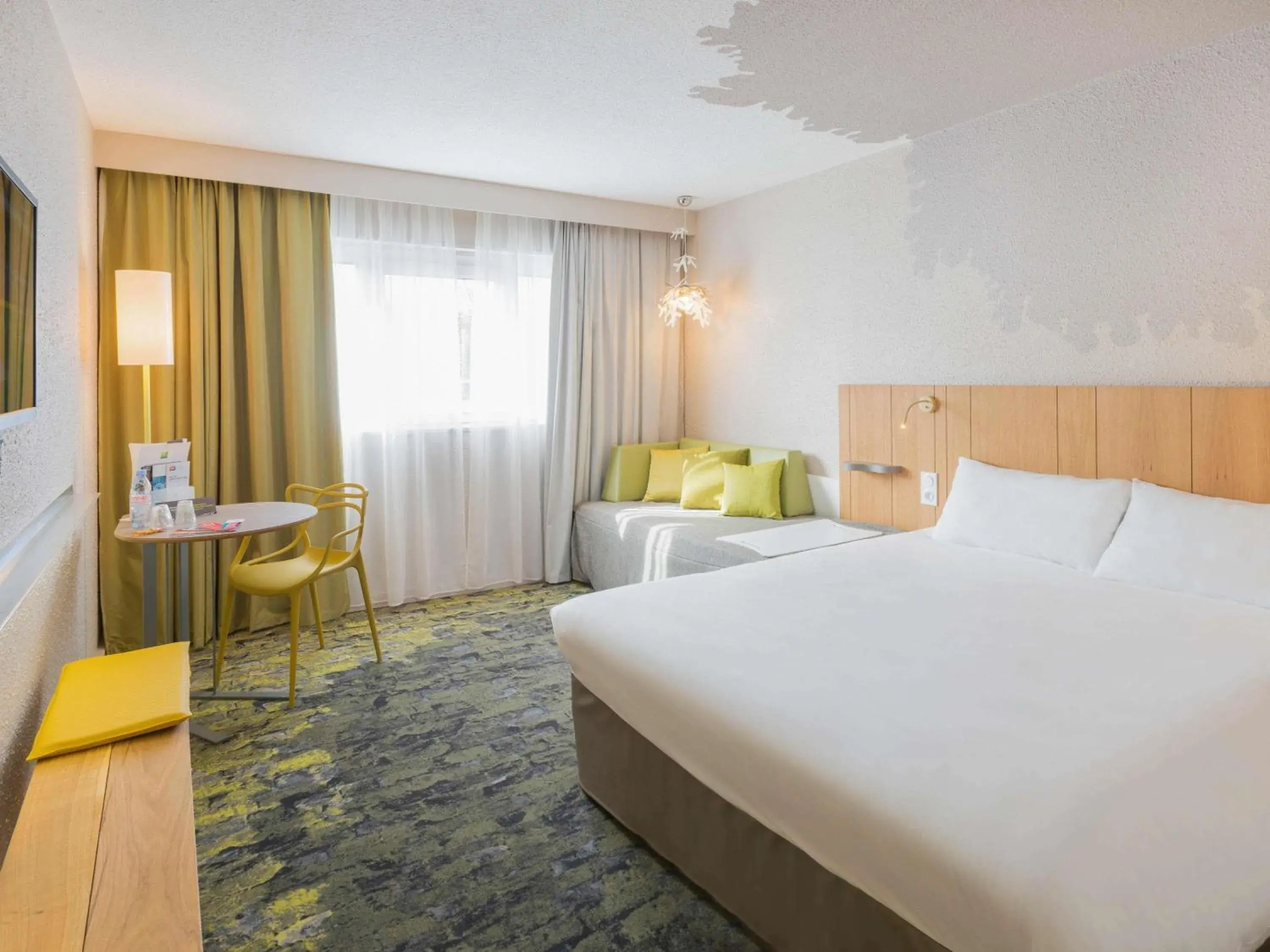 Property building, Bed in ibis Styles Tours Sud Property building, Bed in ibis Styles Tours Sud