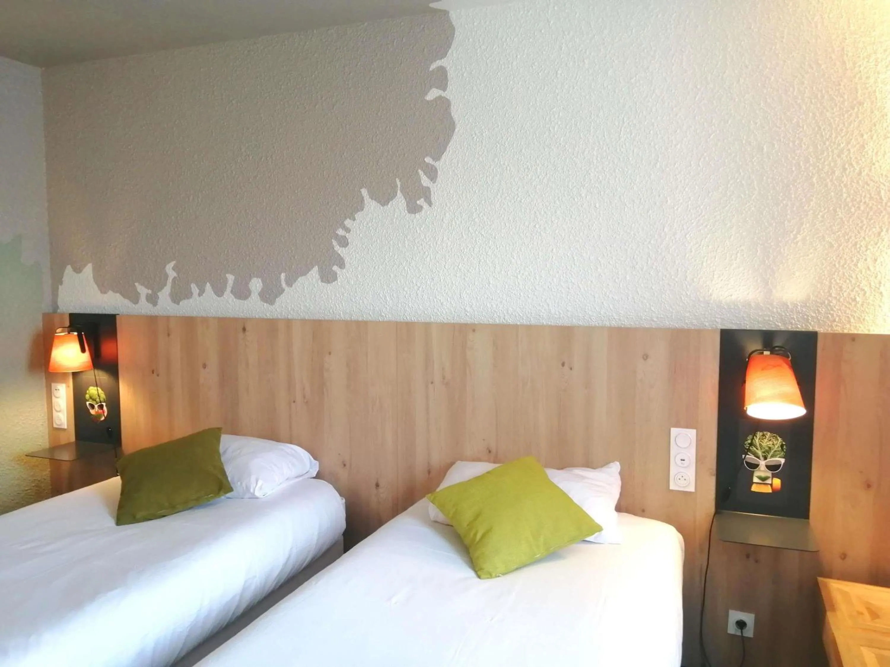 Bedroom, Bed in ibis Styles Tours Sud