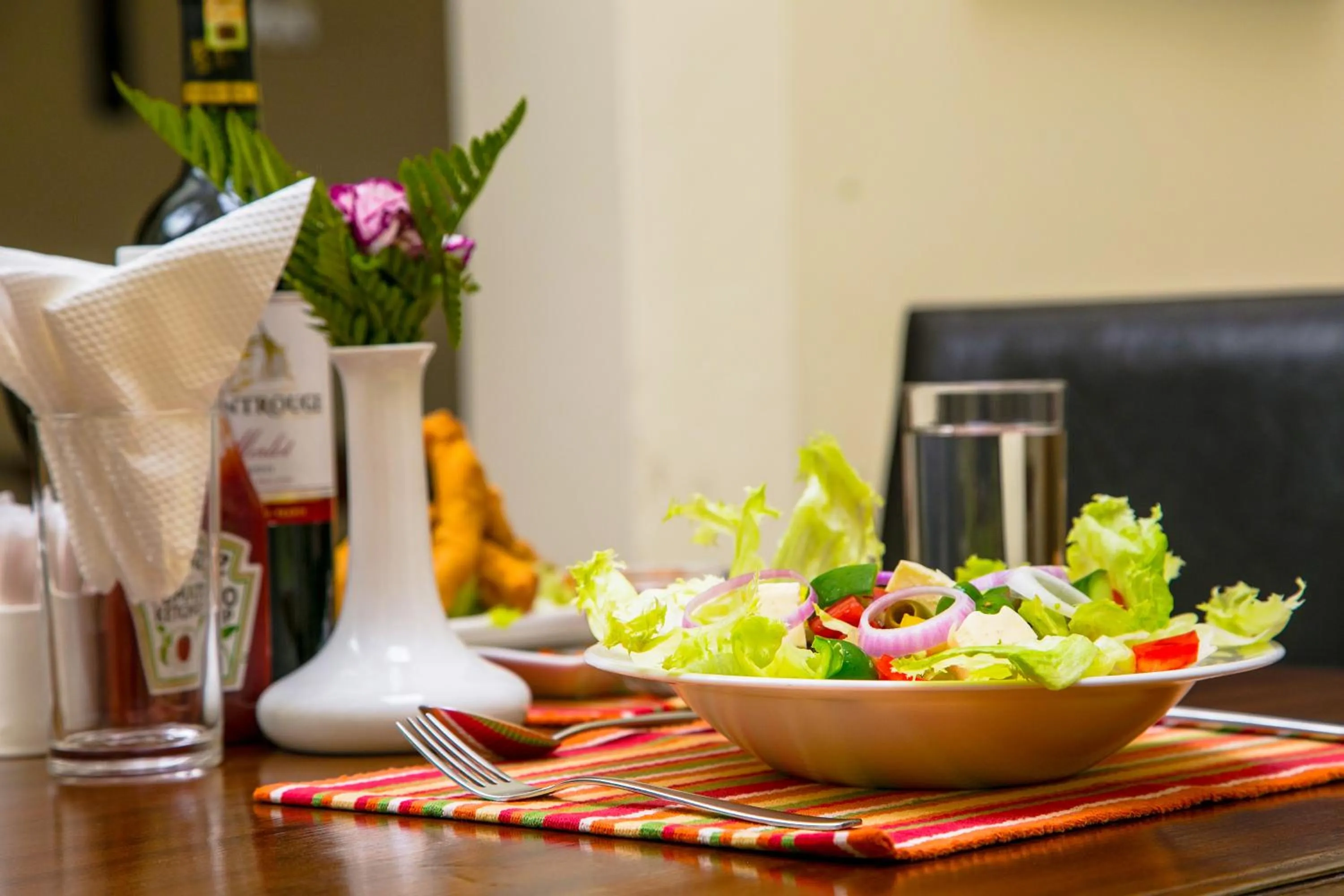 Restaurant/places to eat in Batians Apartment Hotel