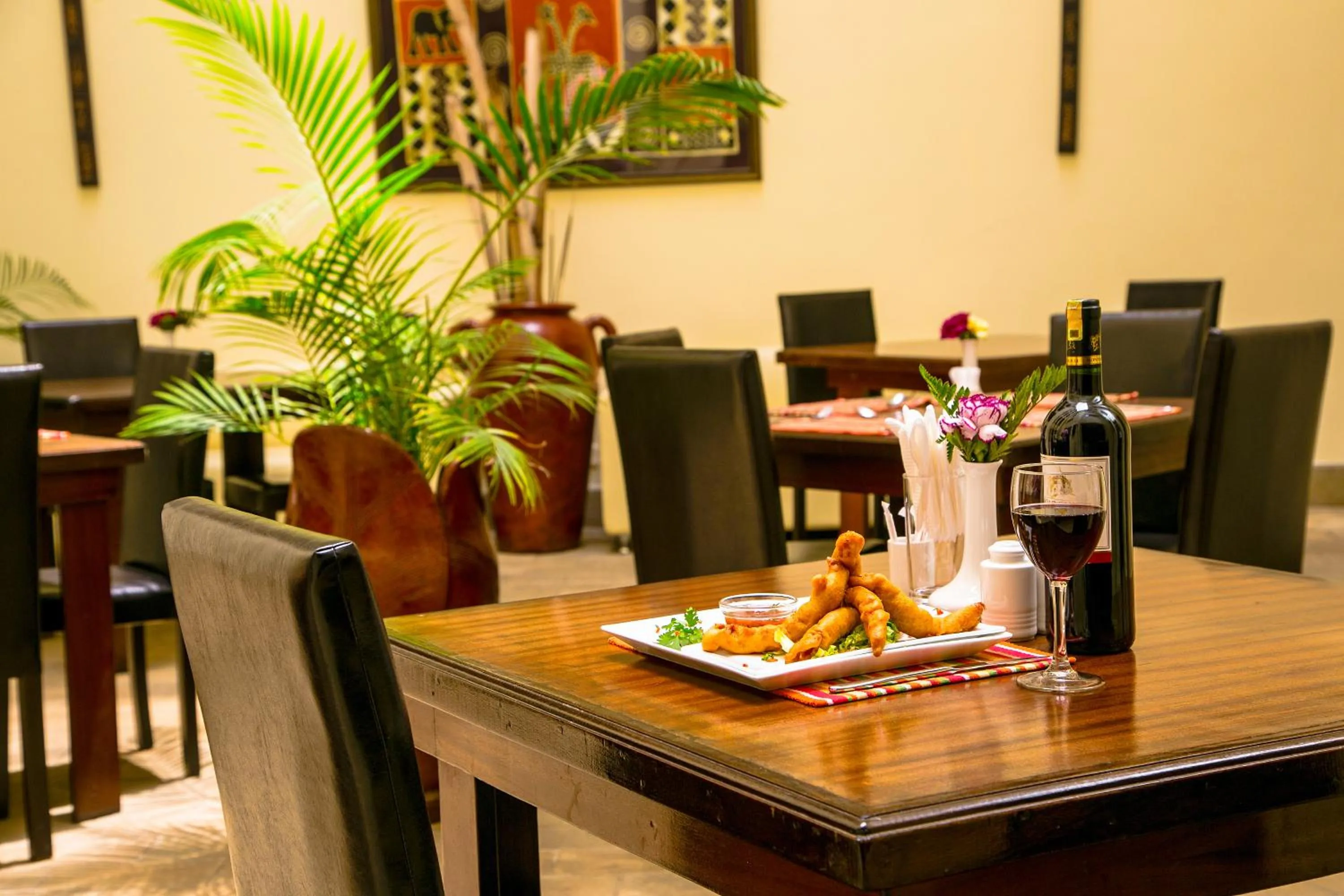 Restaurant/places to eat in Batians Apartment Hotel