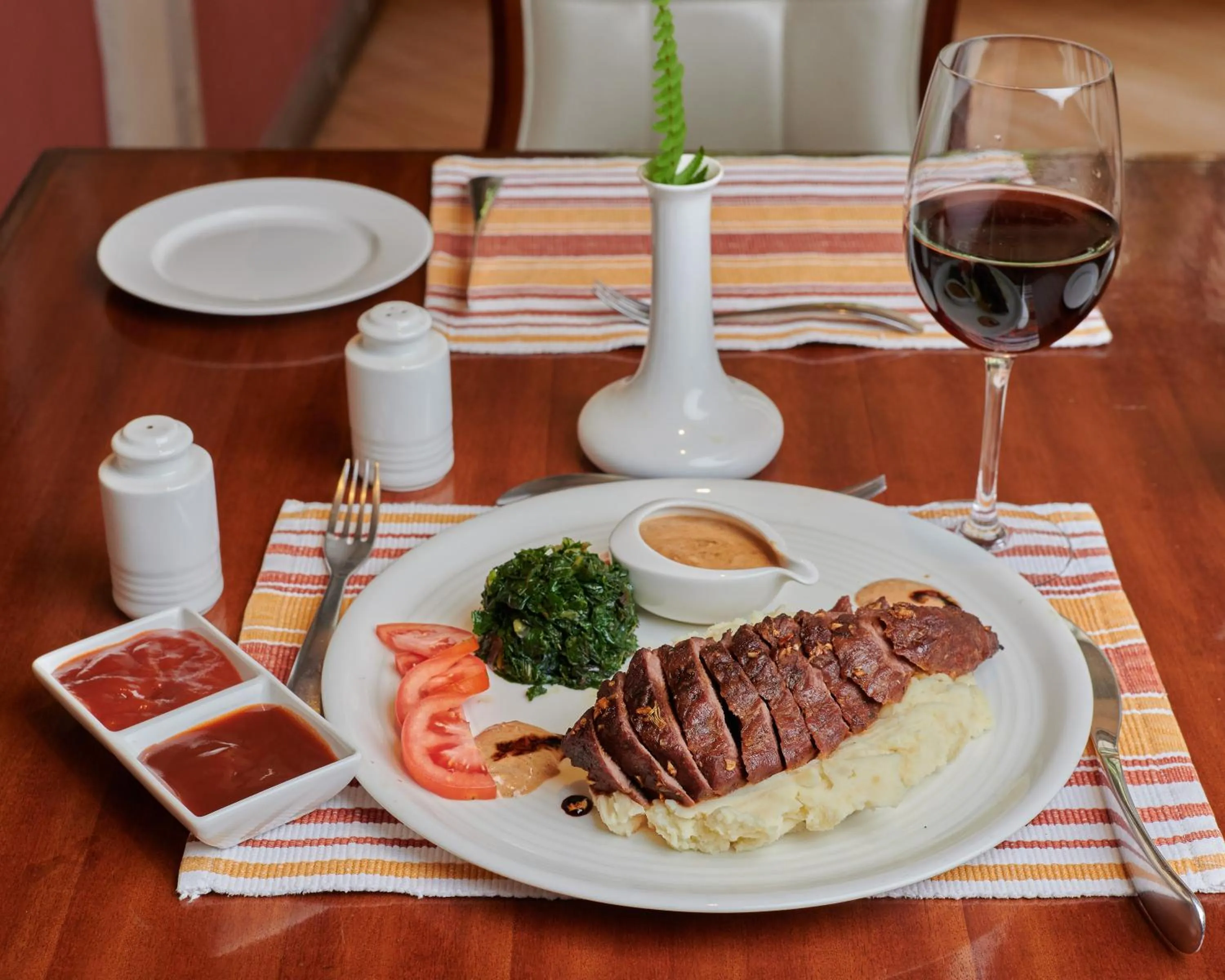 Restaurant/places to eat in Batians Apartment Hotel