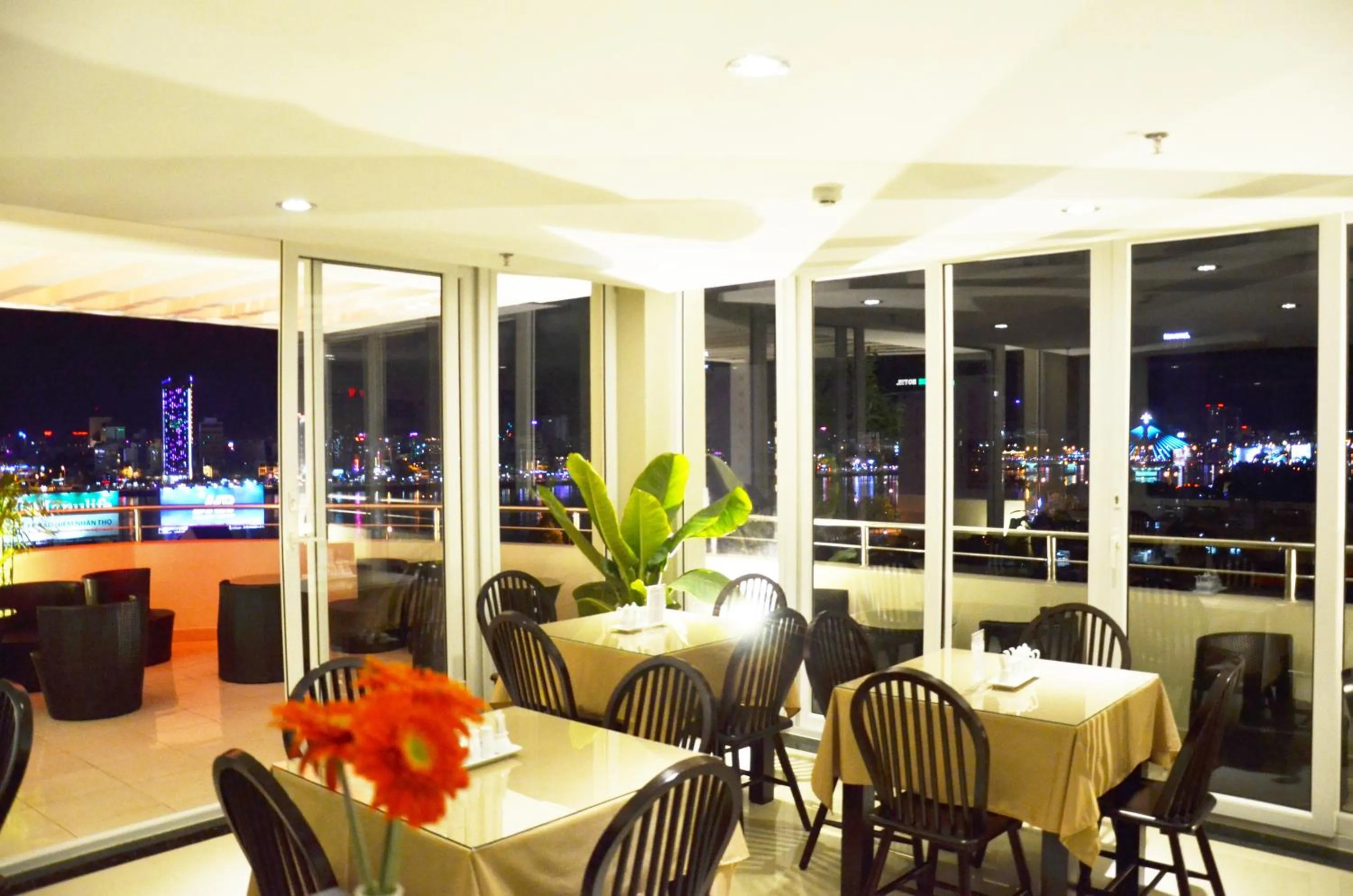 Restaurant/places to eat in D&C Hotel