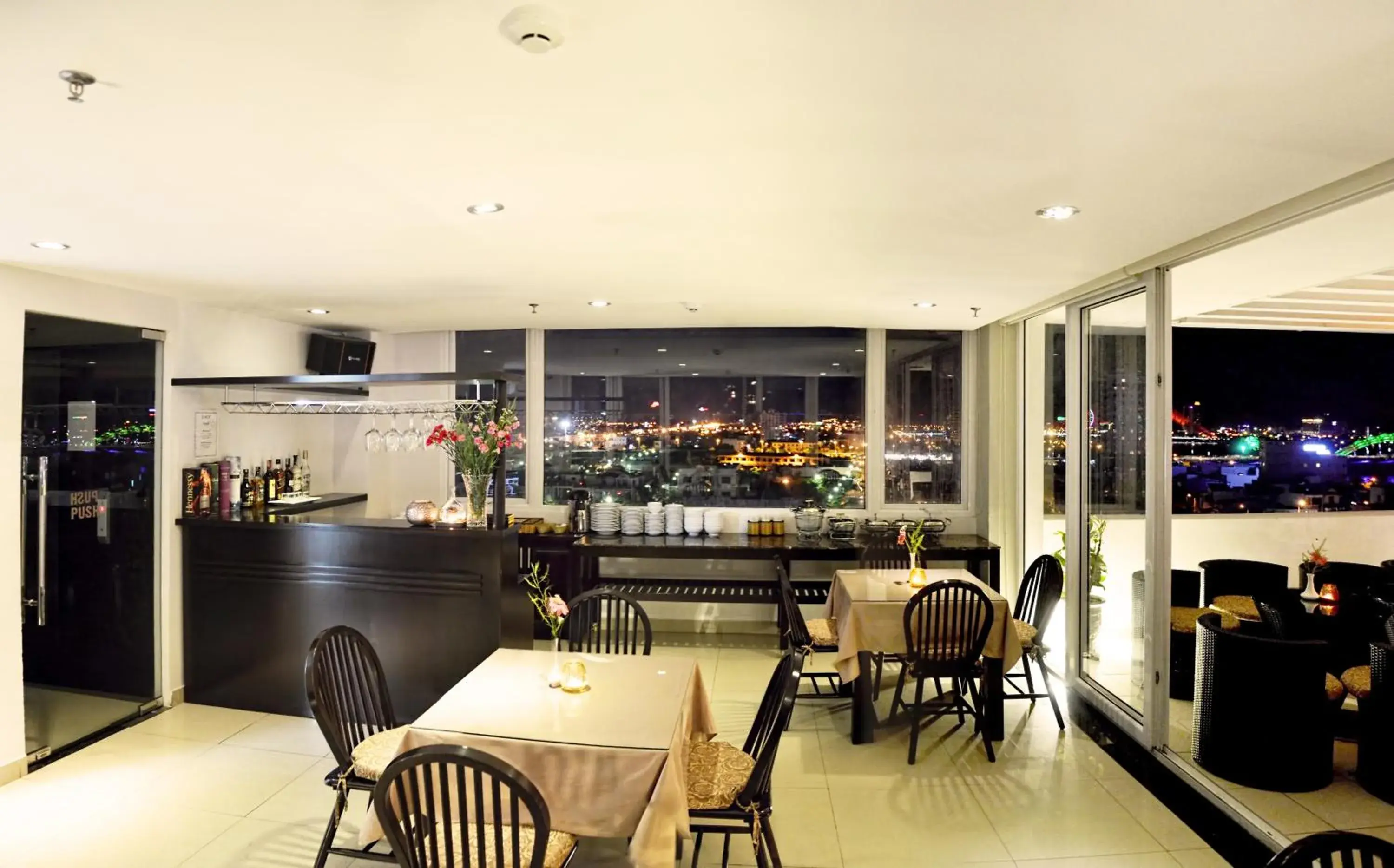 Restaurant/places to eat in D&C Hotel Restaurant/places to eat in D&C Hotel