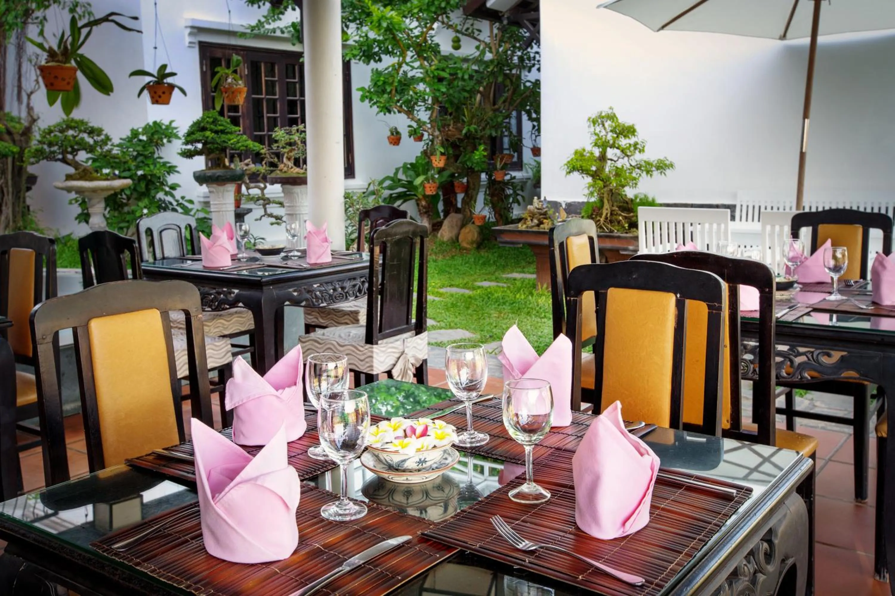 Restaurant/places to eat in Riverside Impression Villa