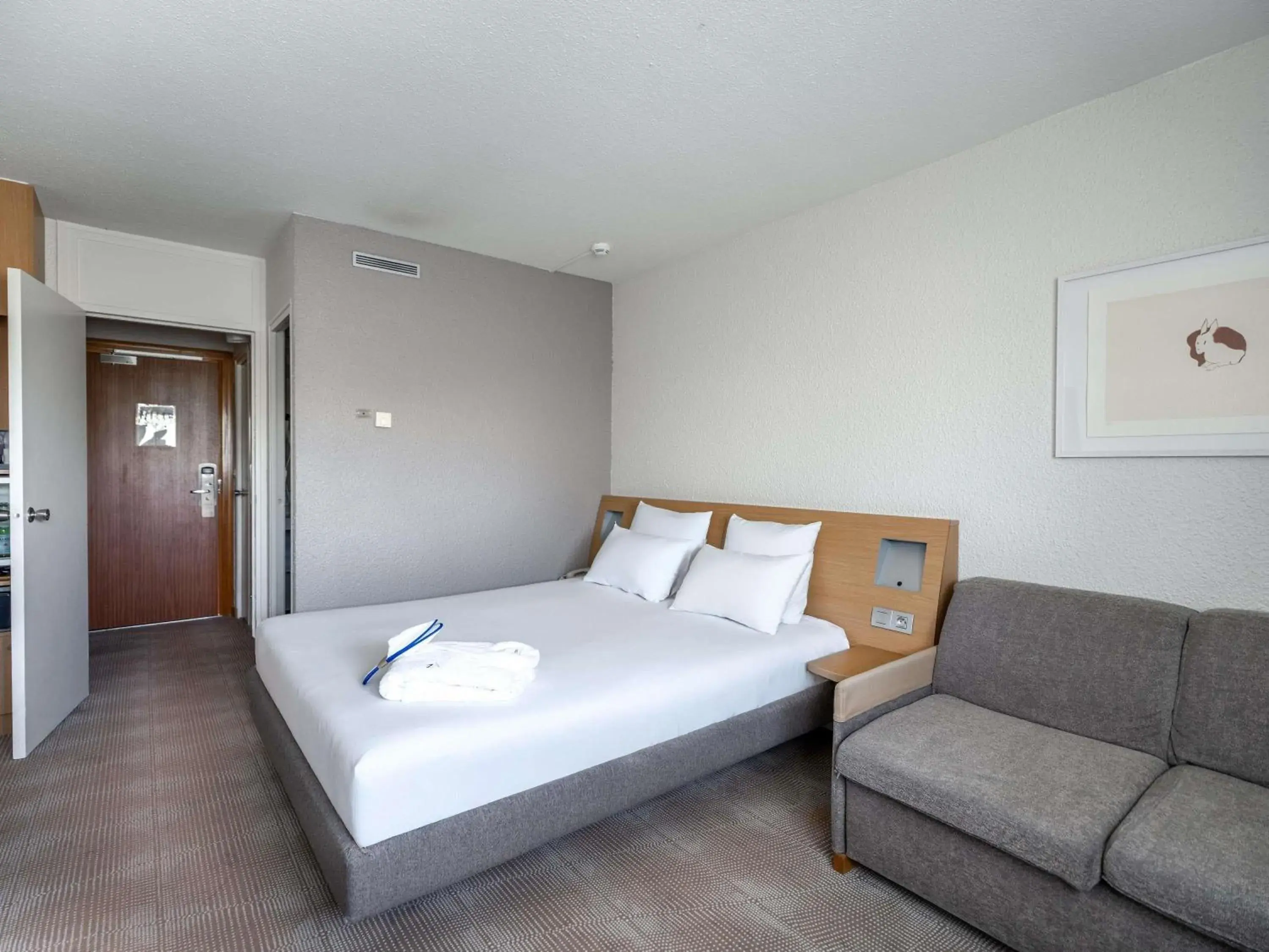 Bedroom, Bed in Novotel Poissy Orgeval Bedroom, Bed in Novotel Poissy Orgeval