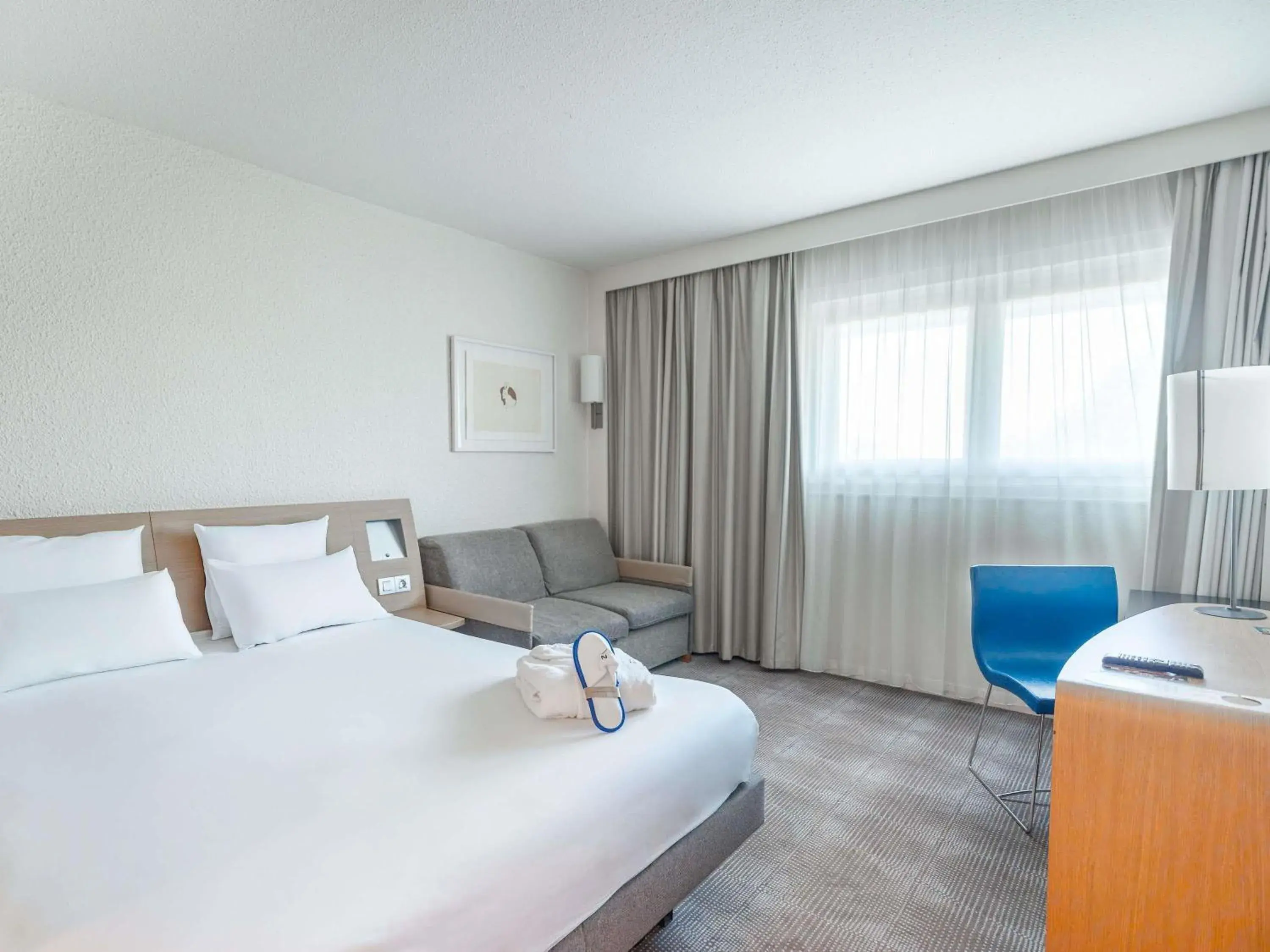 Property building, Bed in Novotel Poissy Orgeval Property building, Bed in Novotel Poissy Orgeval