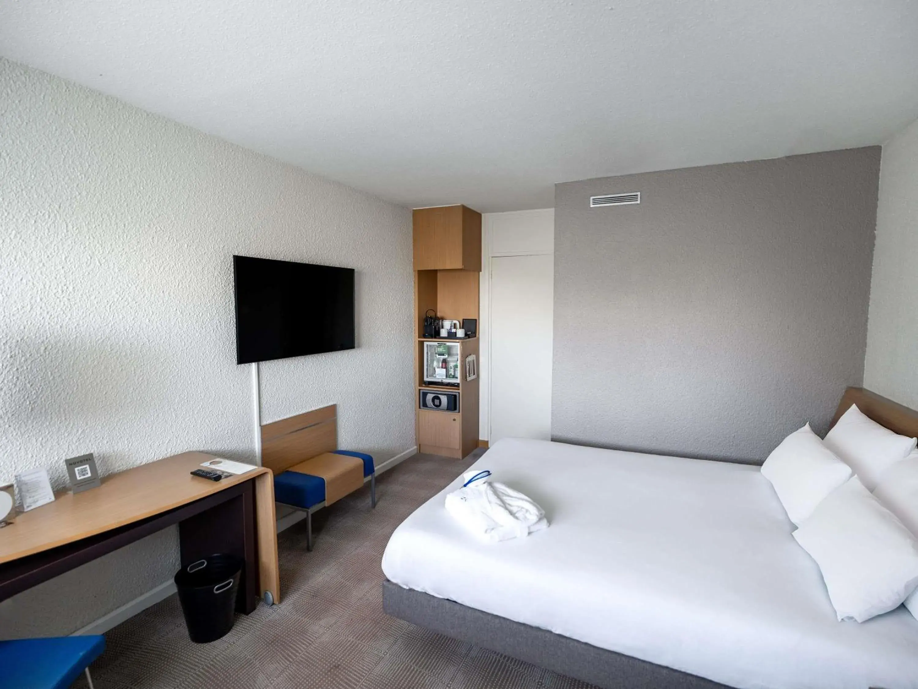 Bedroom, Bed in Novotel Poissy Orgeval Bedroom, Bed in Novotel Poissy Orgeval