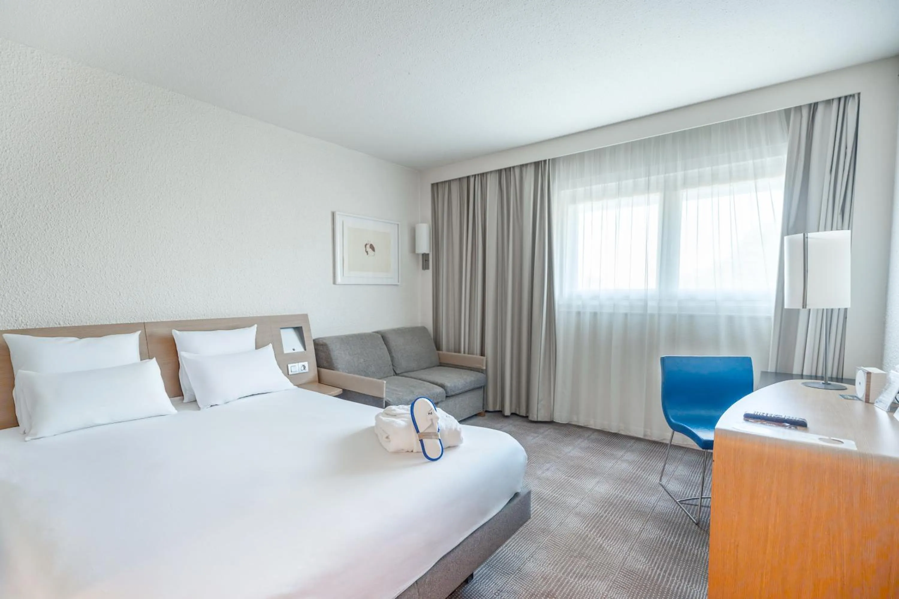 Bedroom, Bed in Novotel Poissy Orgeval