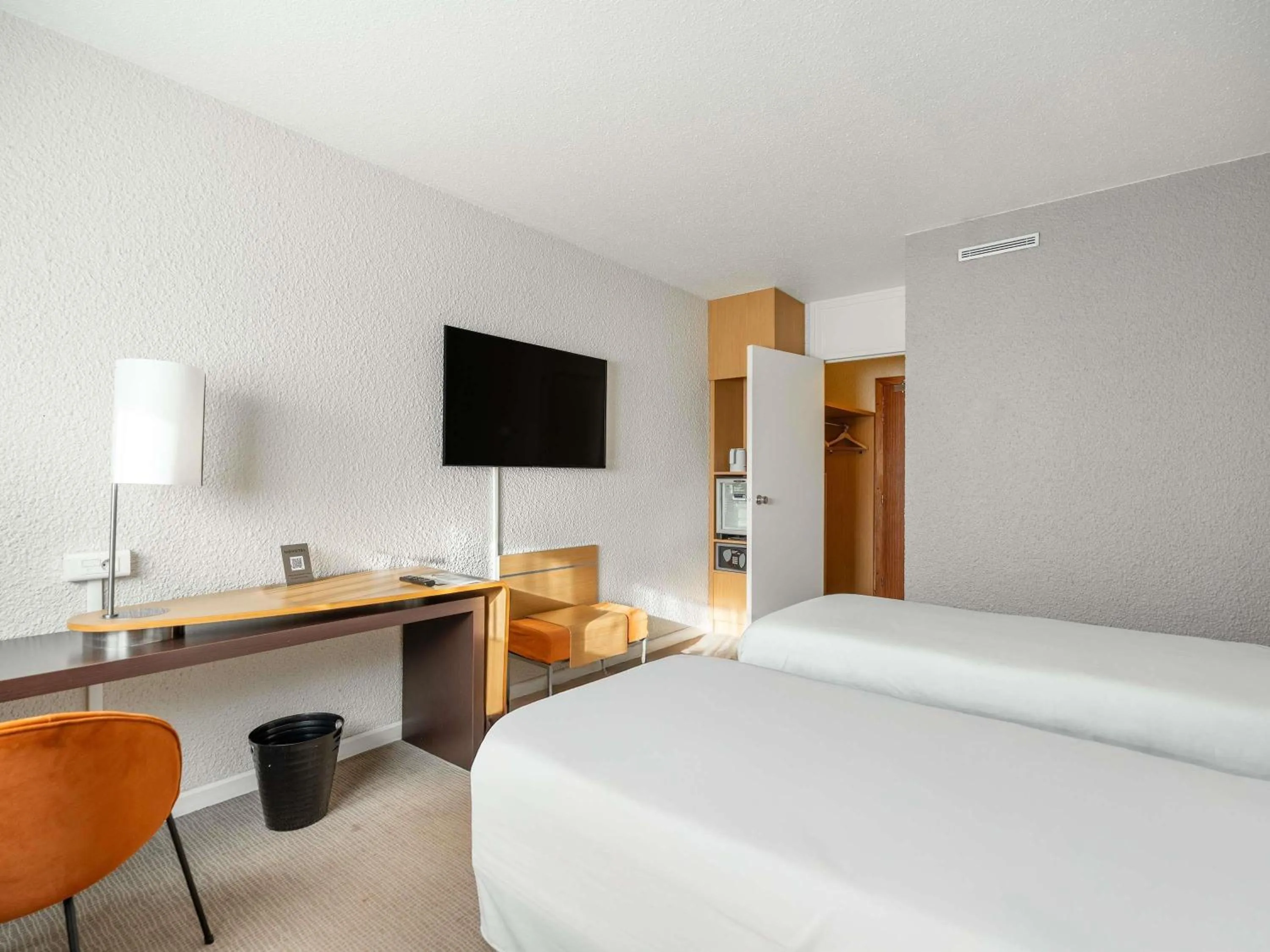 Bedroom, Bed in Novotel Poissy Orgeval