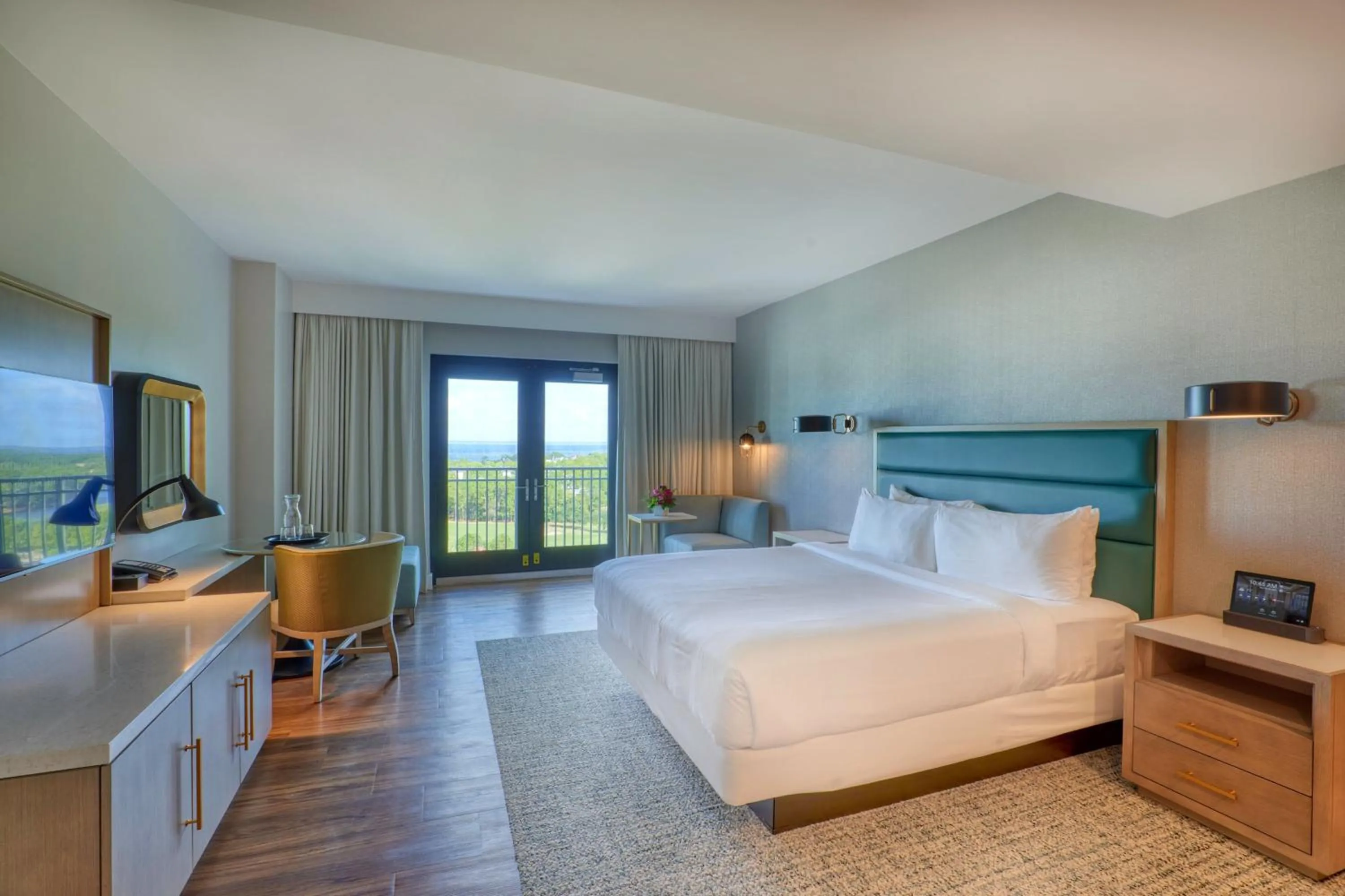 Photo of the whole room, Bed in Hotel Effie Sandestin Resort, Autograph Collection