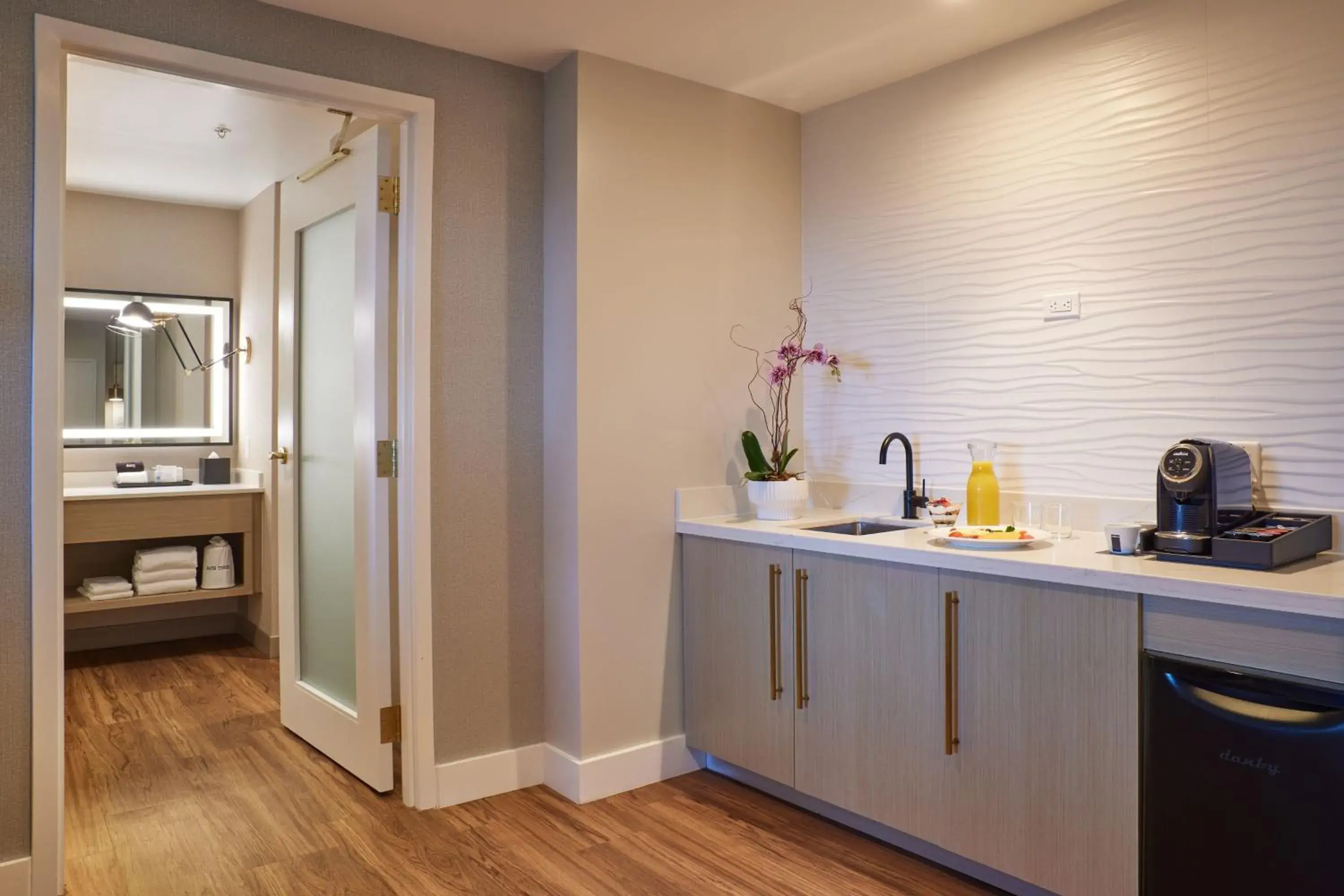 Lounge or bar in Hotel Effie Sandestin Resort, Autograph Collection Lounge or bar in Hotel Effie Sandestin Resort, Autograph Collection