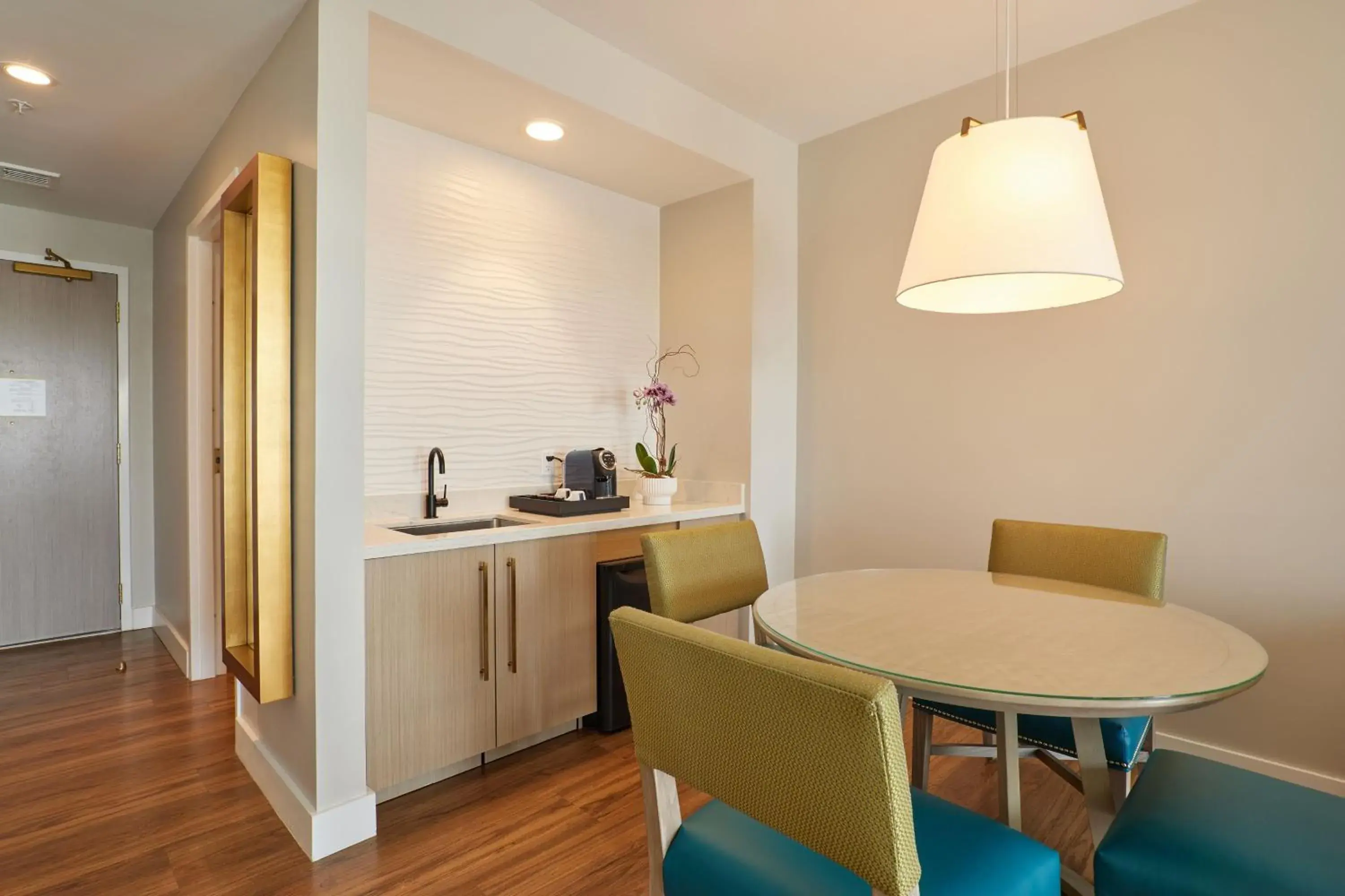 Lounge or bar in Hotel Effie Sandestin Resort, Autograph Collection Lounge or bar in Hotel Effie Sandestin Resort, Autograph Collection