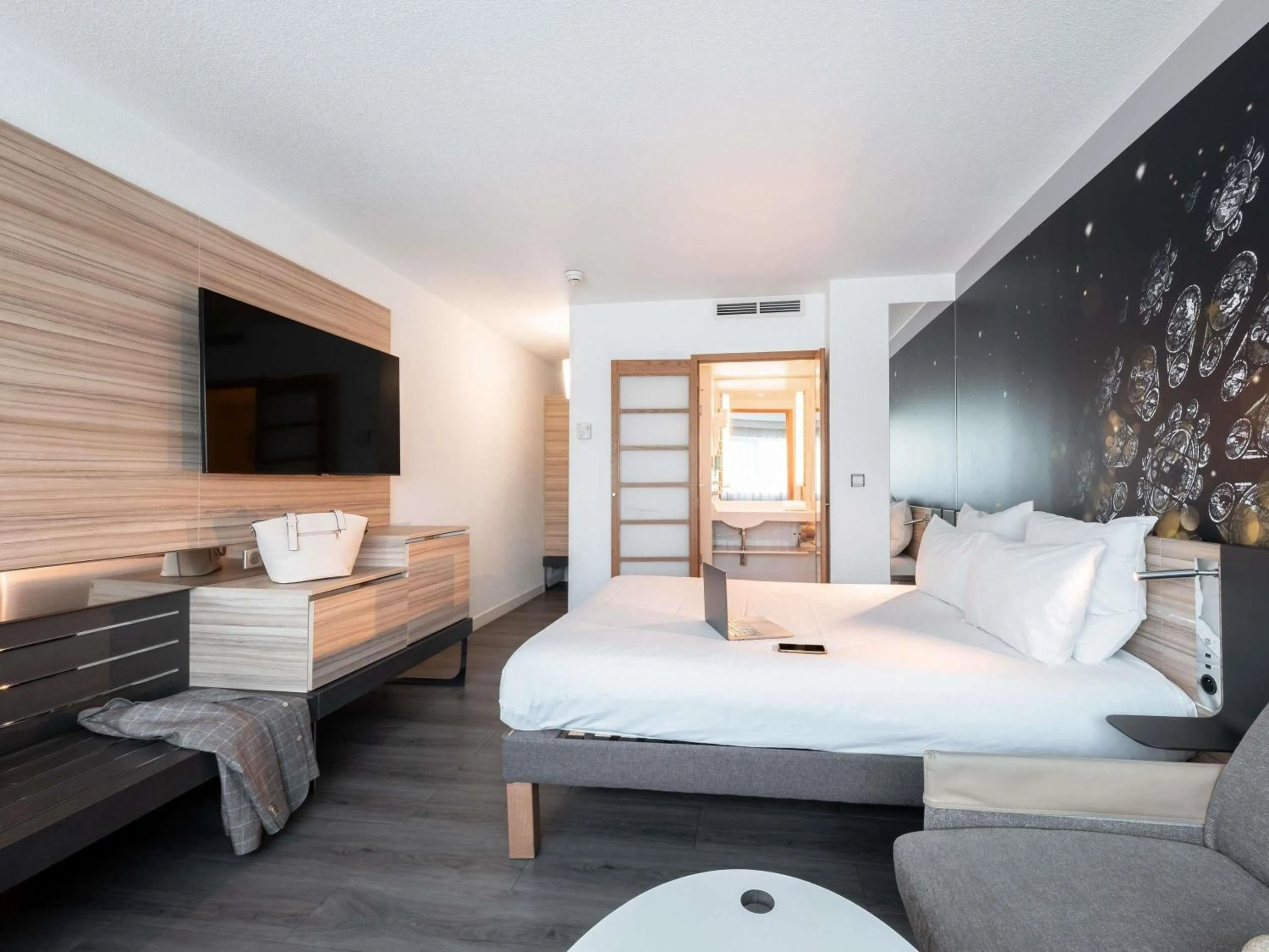 Property building, Bed in Novotel Chartres