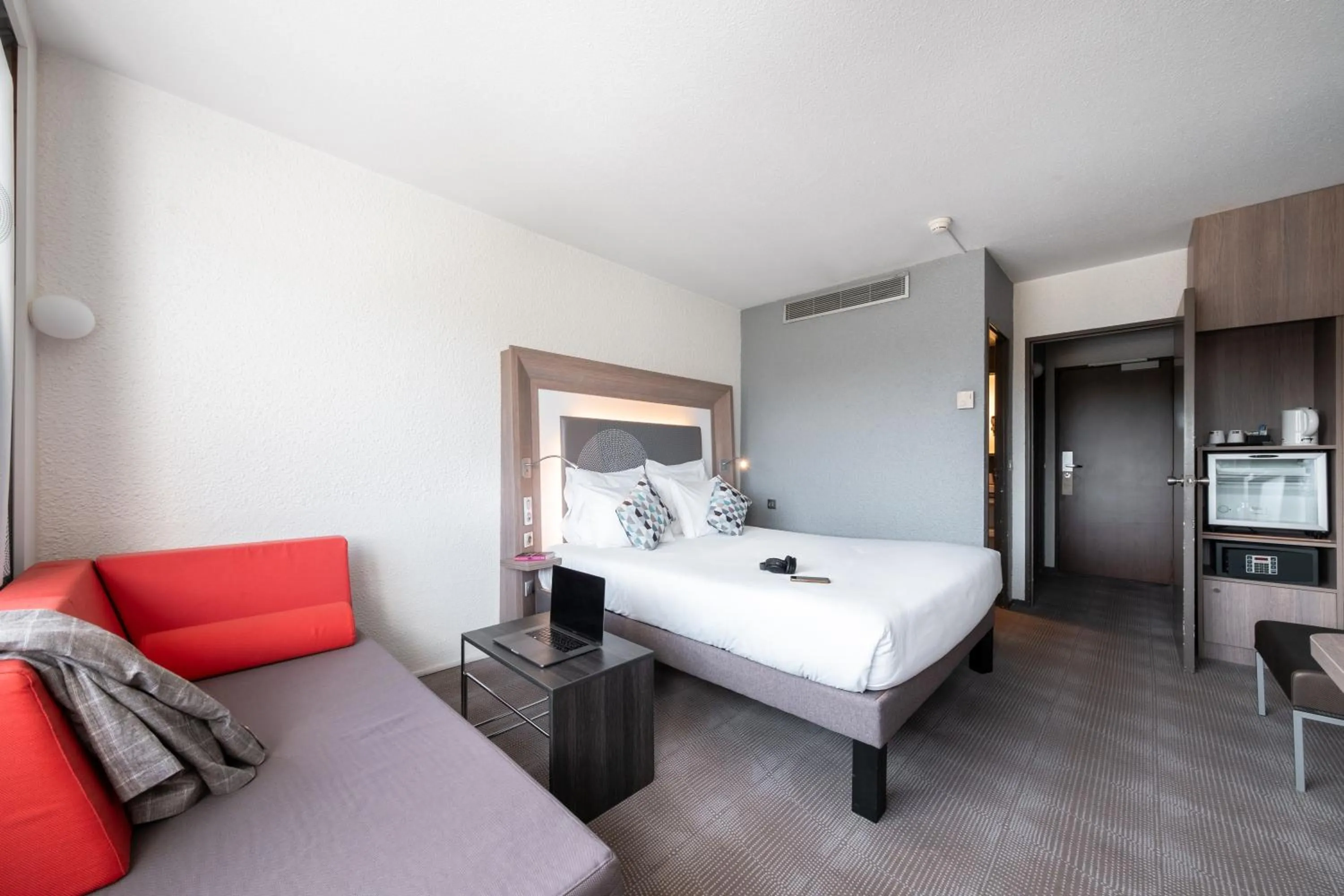 Bedroom, Bed in Novotel Chartres