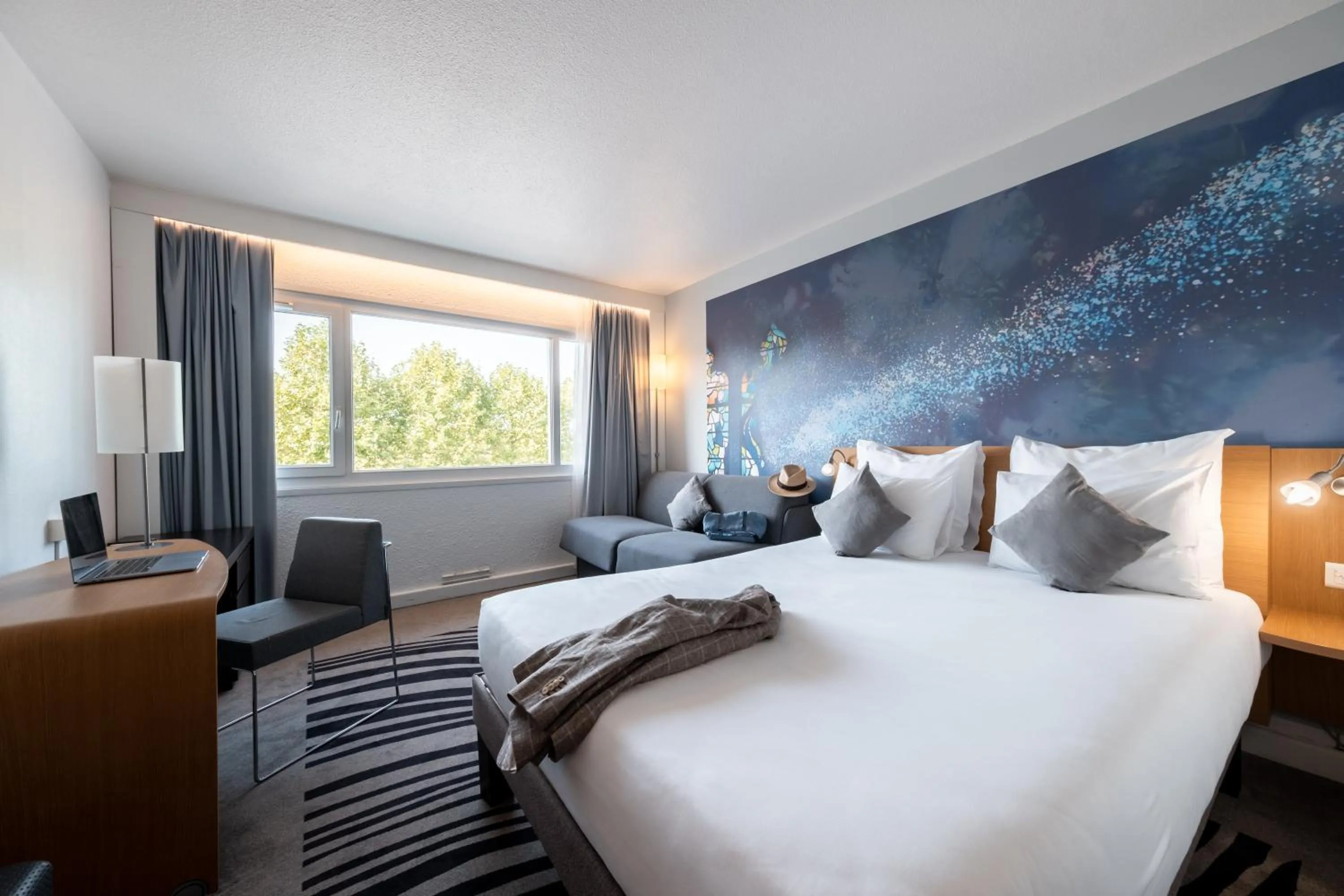 Bedroom, Bed in Novotel Chartres