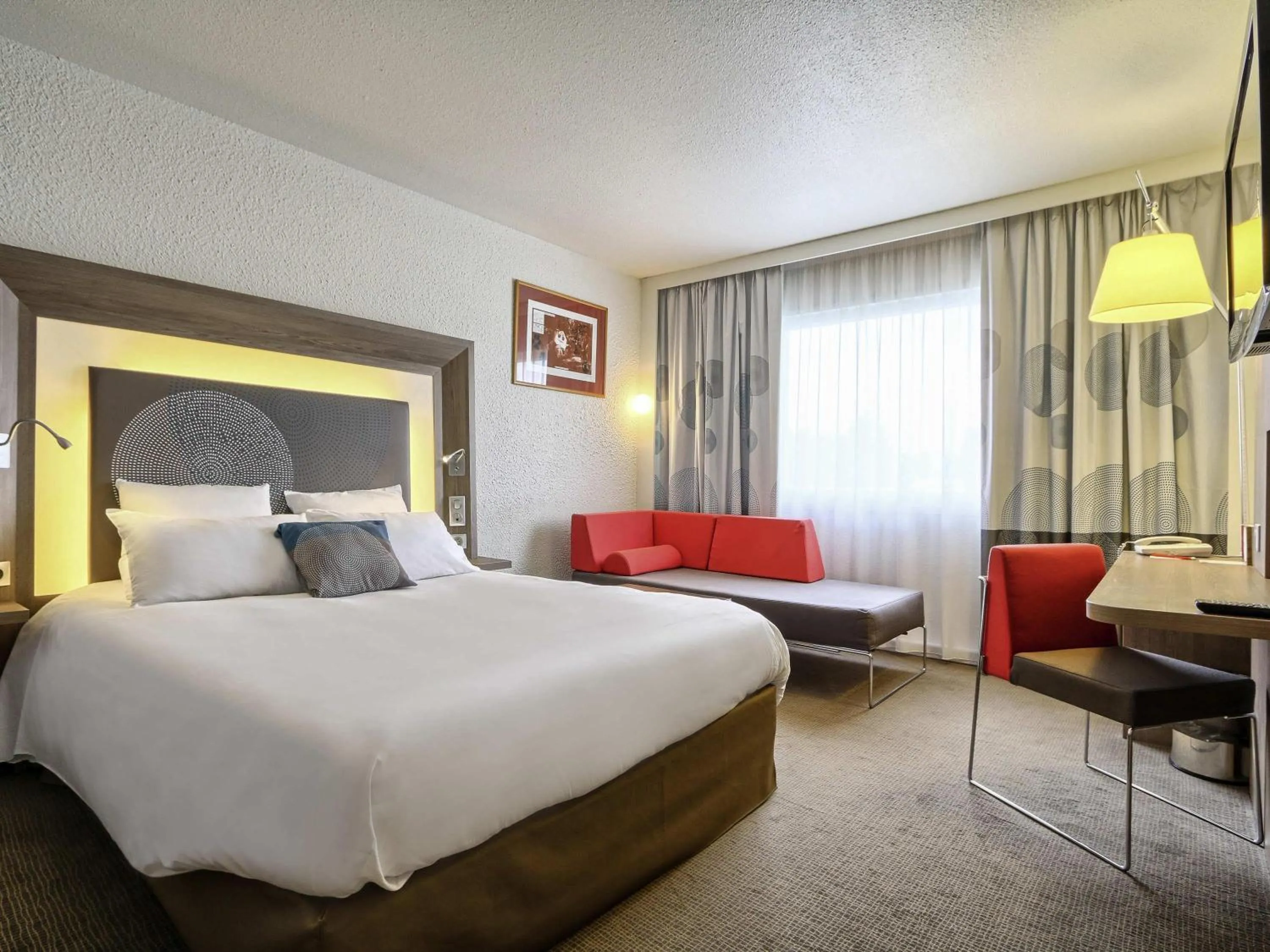 Bedroom, Bed in Novotel Chartres