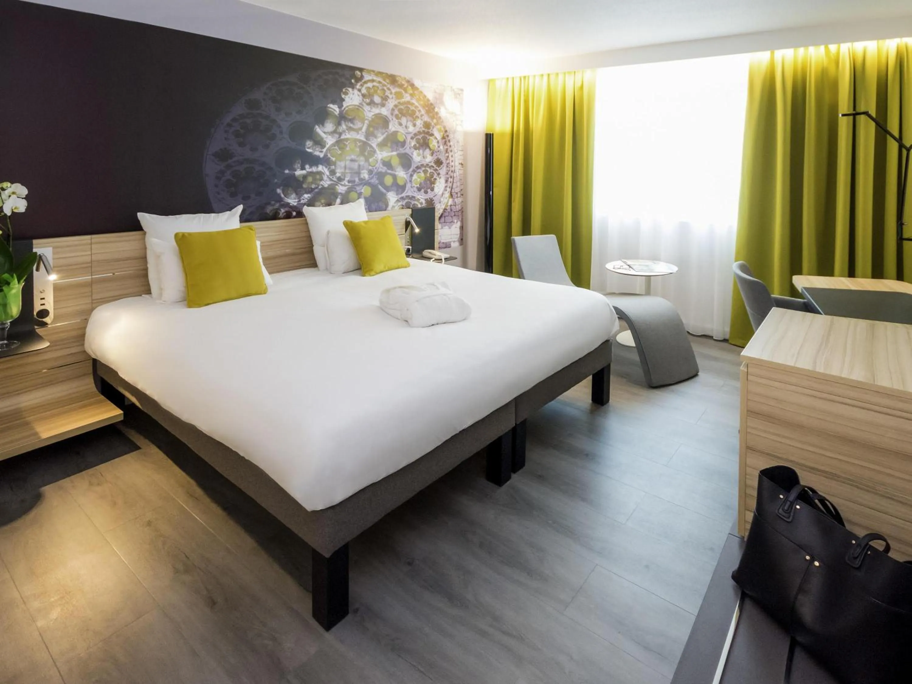 Bedroom, Bed in Novotel Chartres