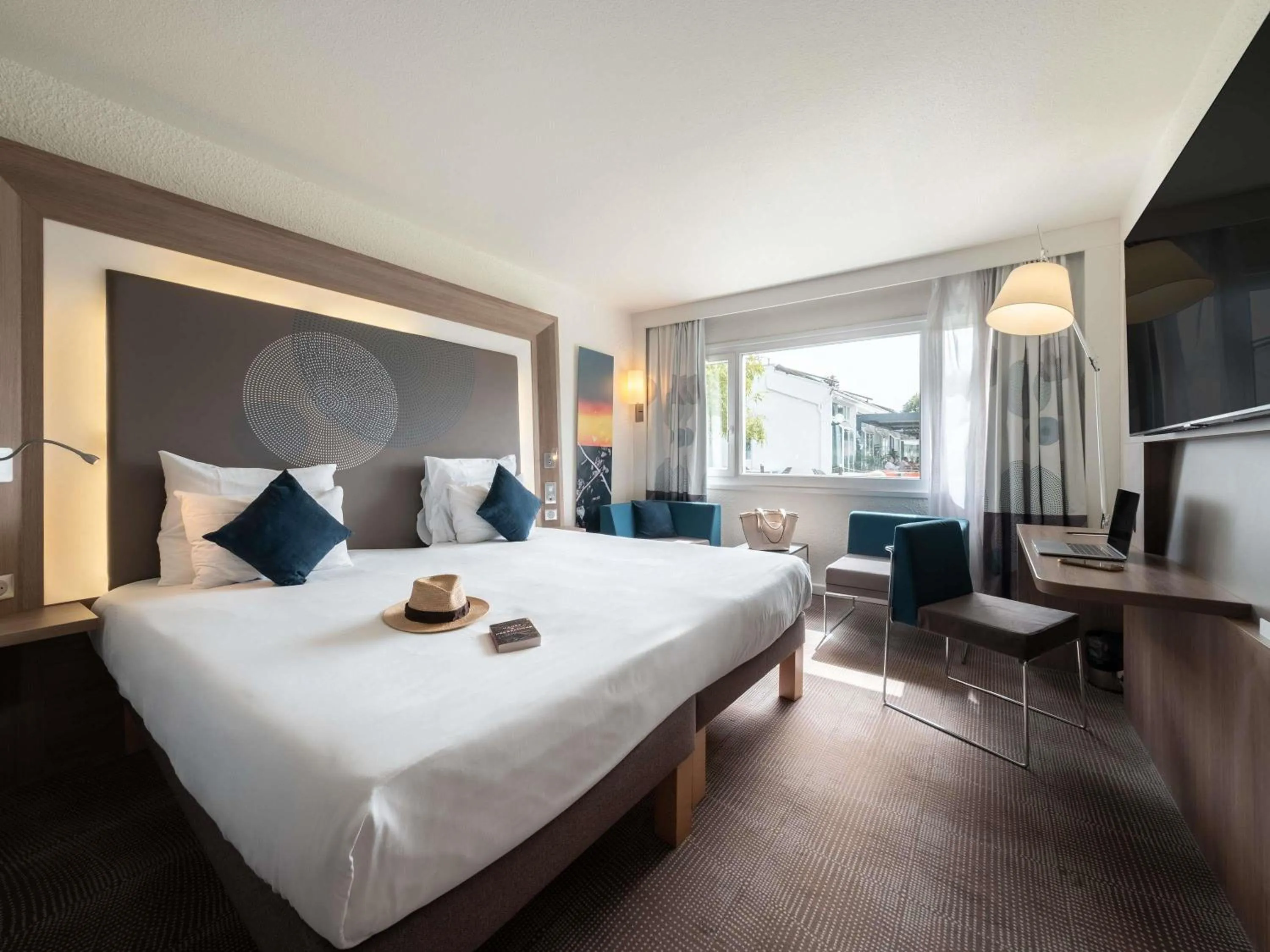 Property building, Bed in Novotel Chartres