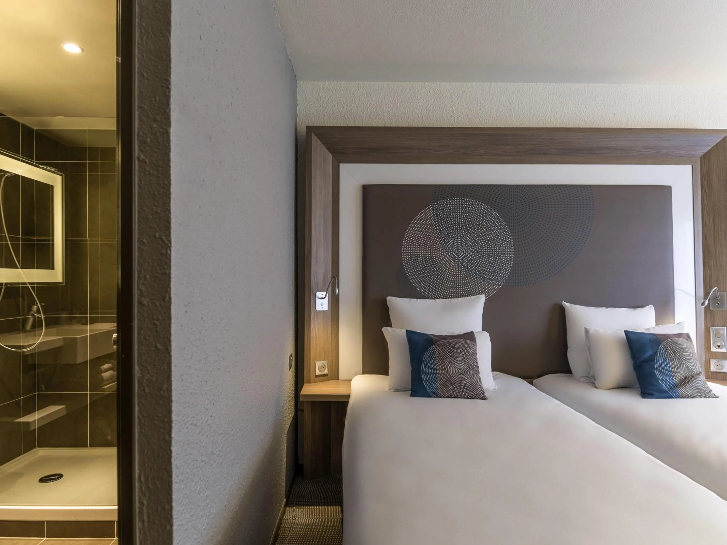 Bedroom, Bed in Novotel Chartres