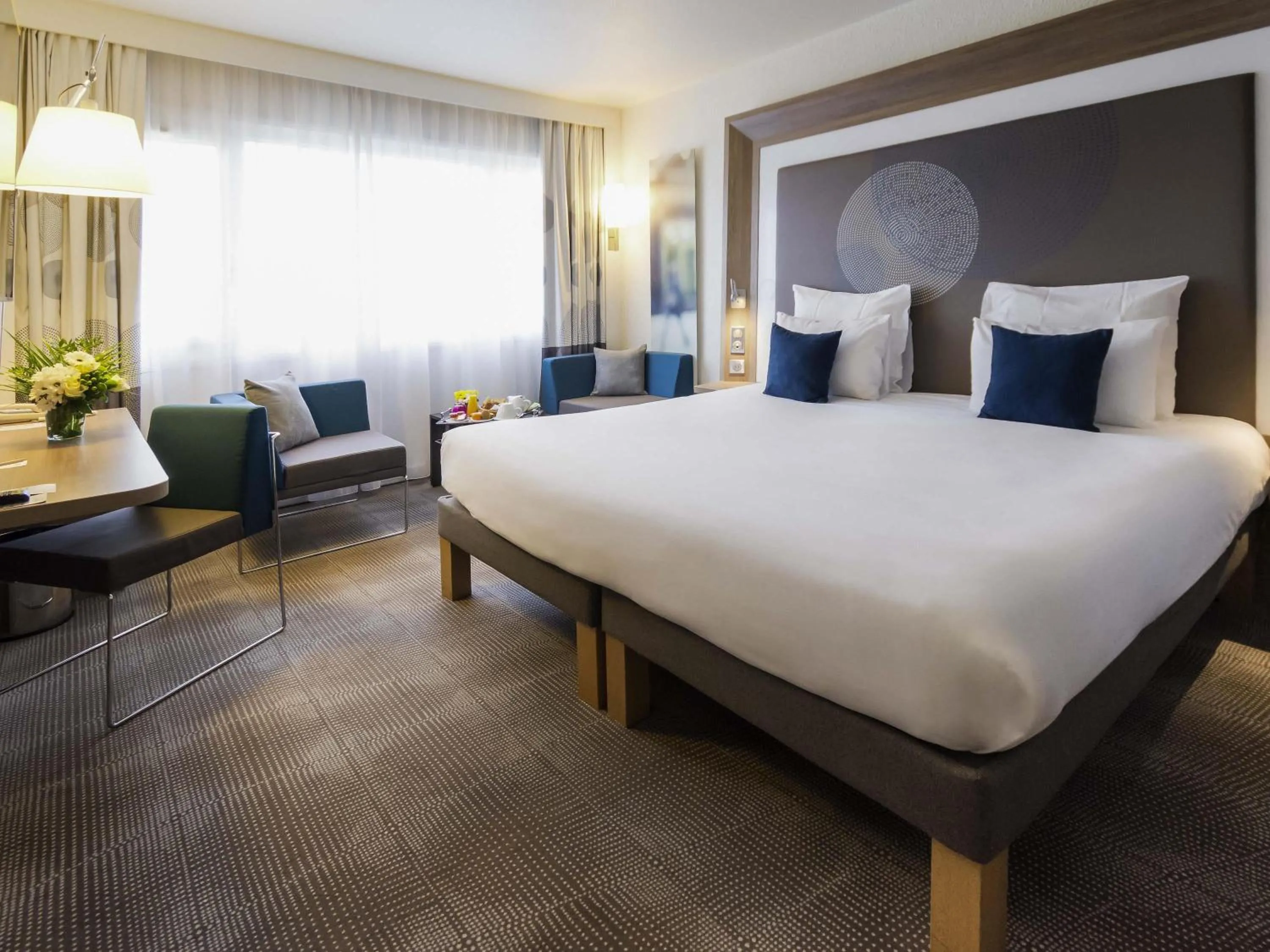 Bedroom, Bed in Novotel Chartres