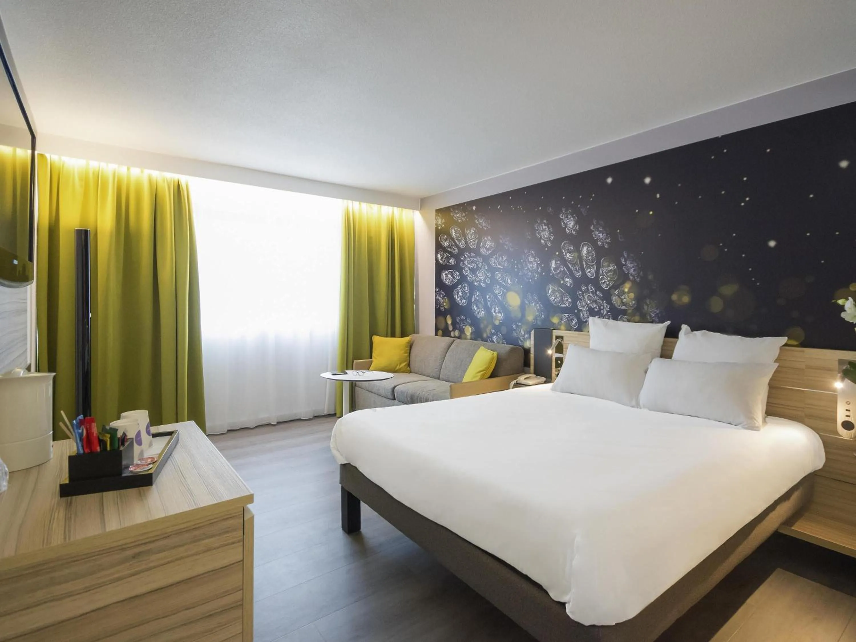 Bedroom, Bed in Novotel Chartres
