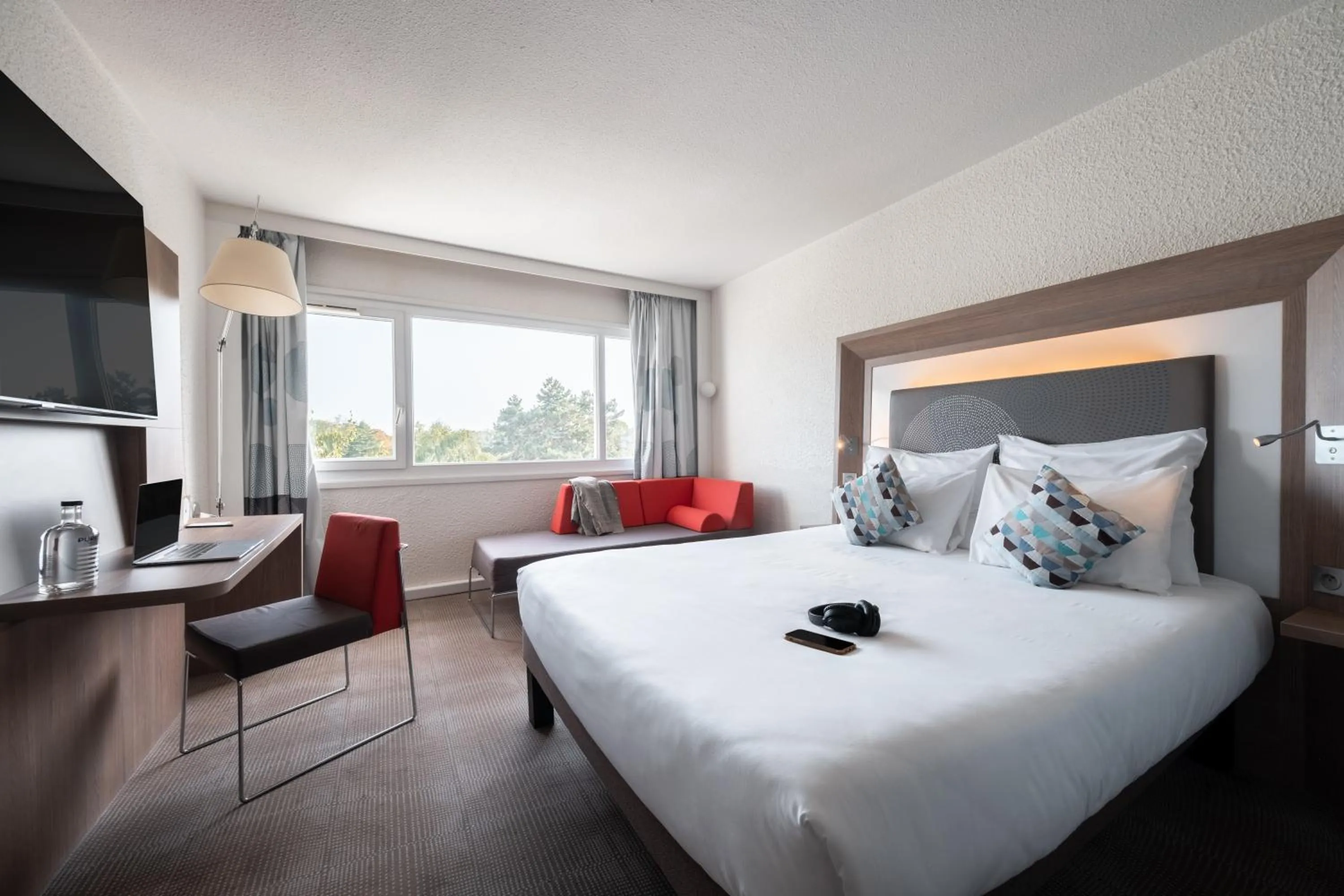 Bedroom, Bed in Novotel Chartres