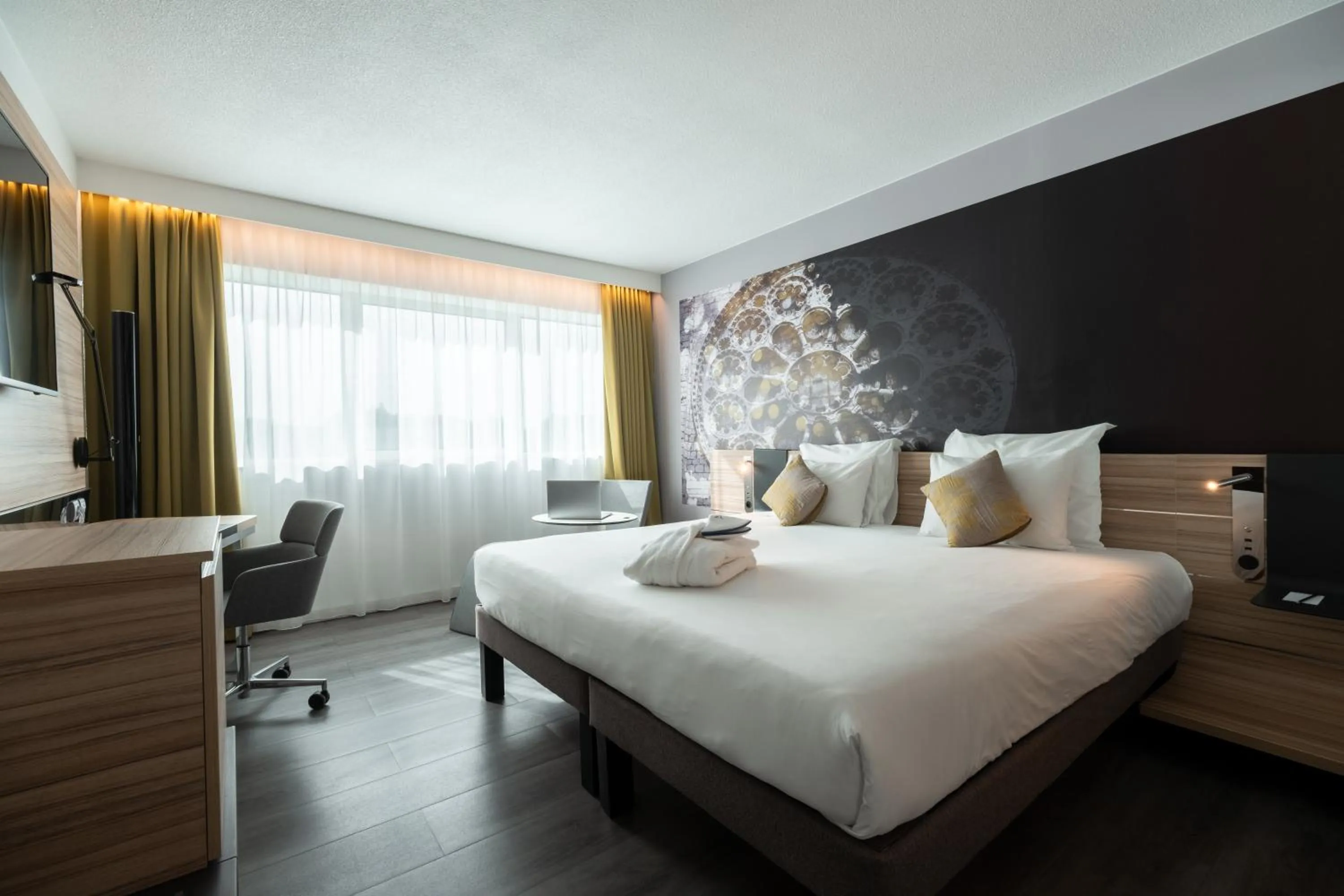 Bedroom, Bed in Novotel Chartres