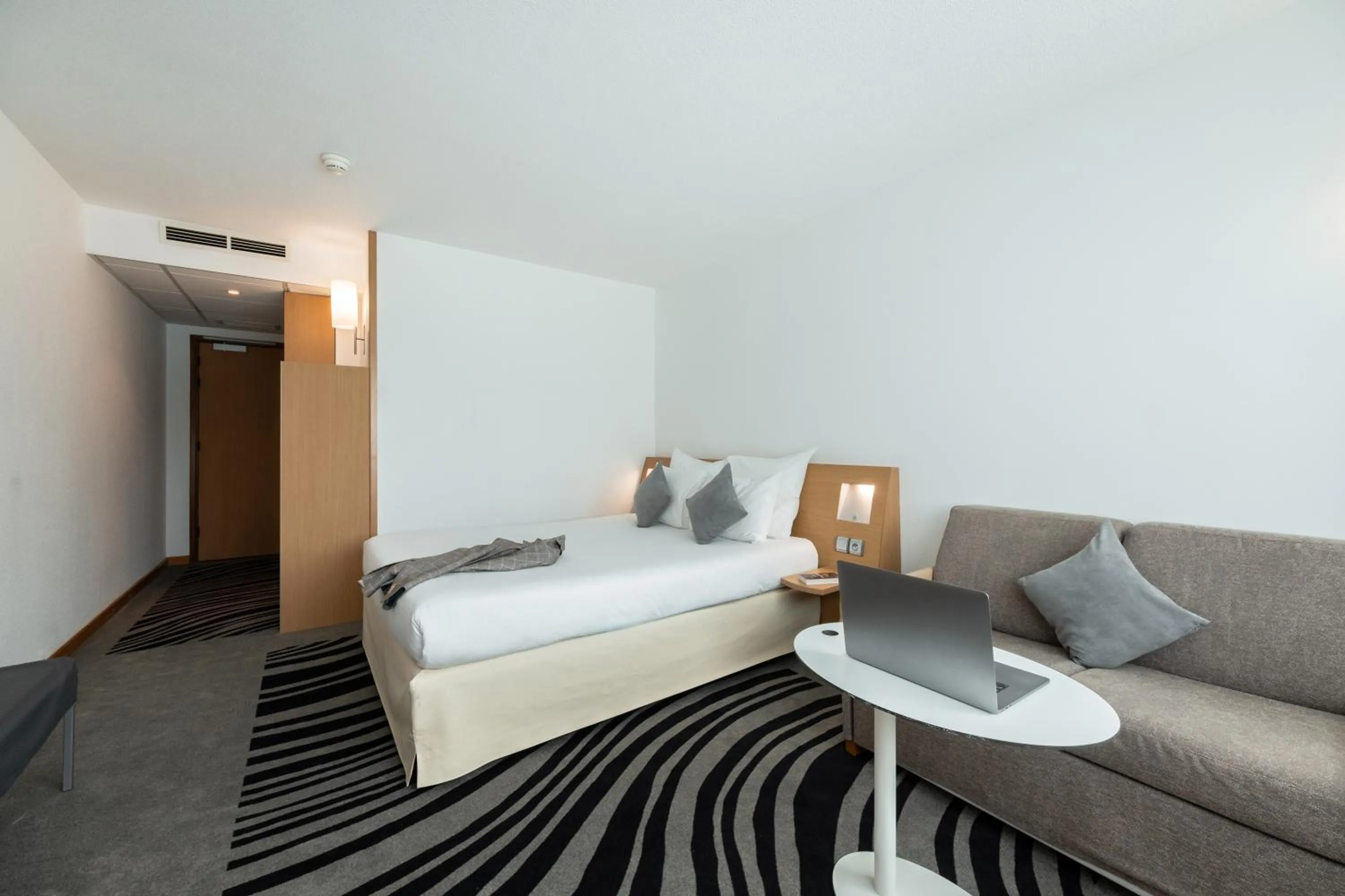 Bedroom, Bed in Novotel Chartres