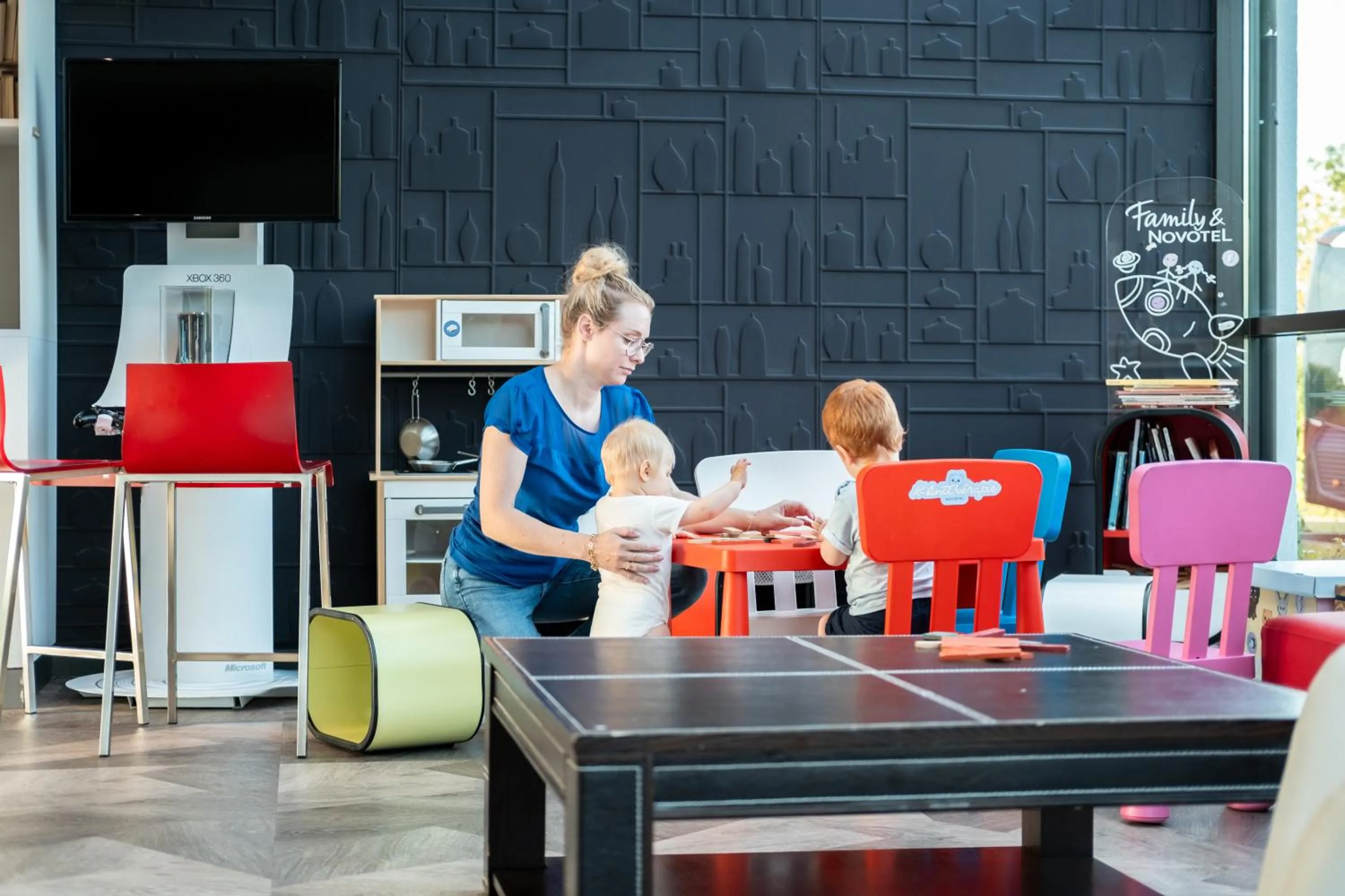 children in Novotel Chartres