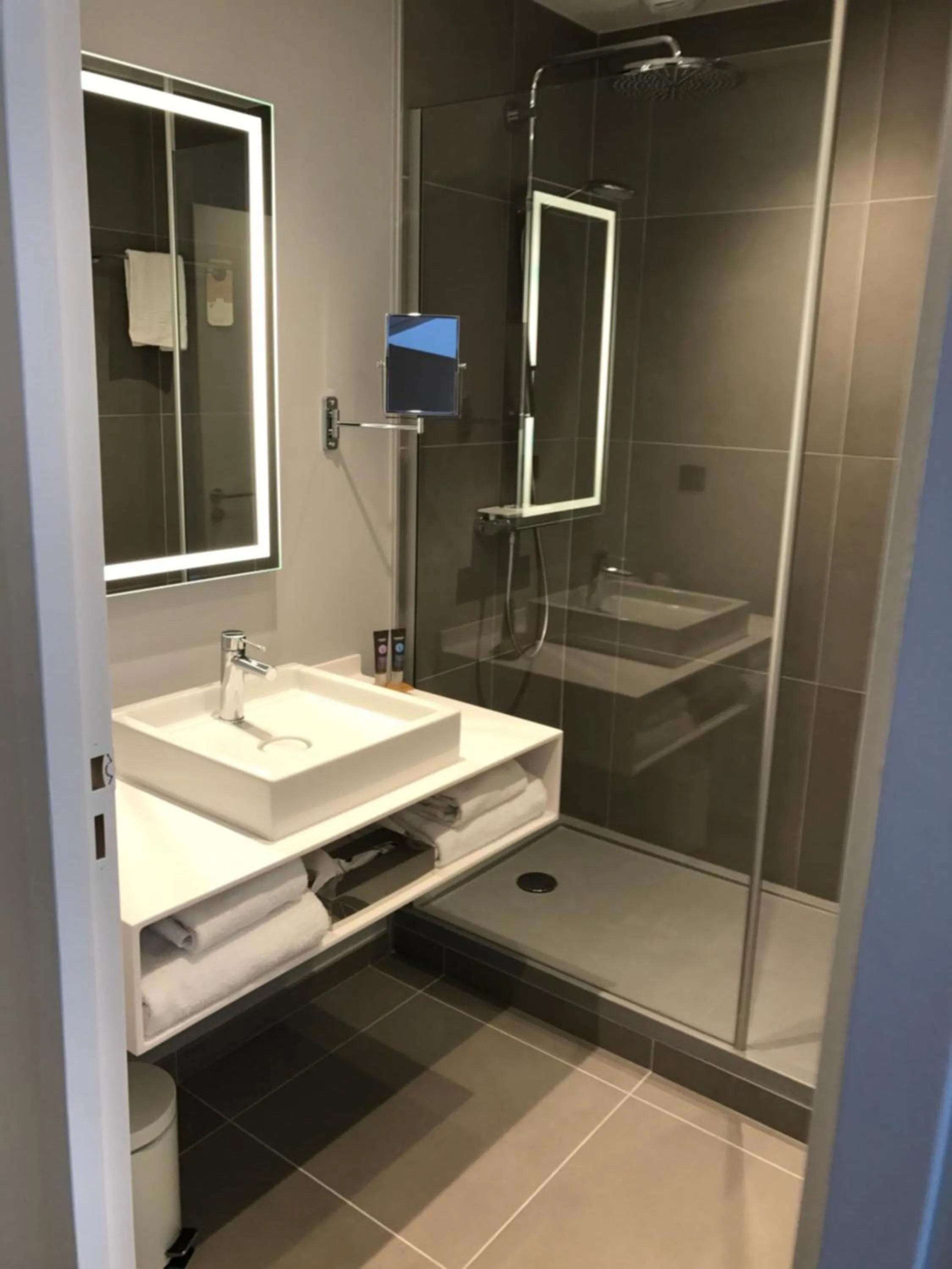 Shower in Novotel Poitiers Site du Futuroscope