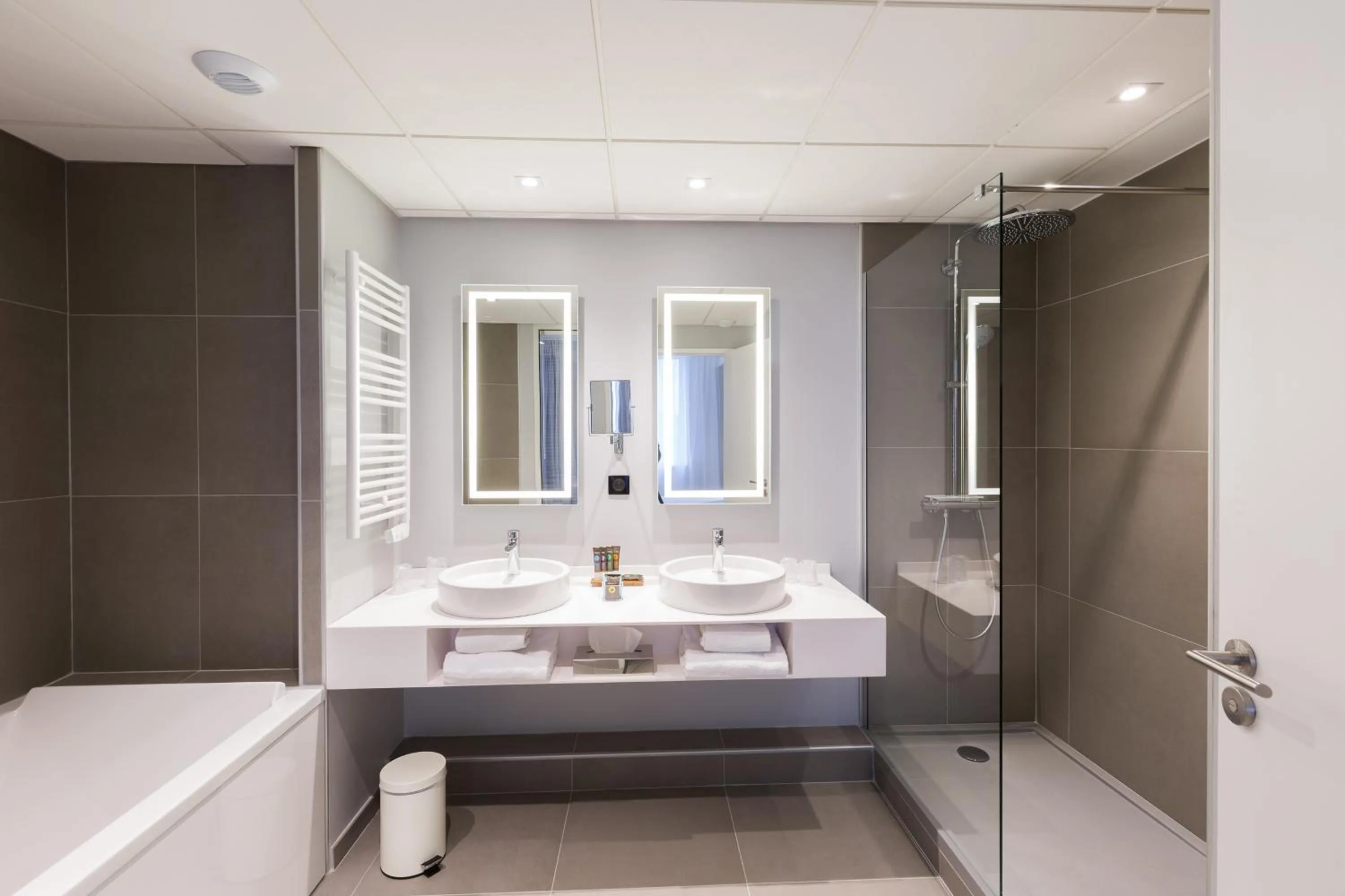 Bathroom in Novotel Poitiers Site du Futuroscope