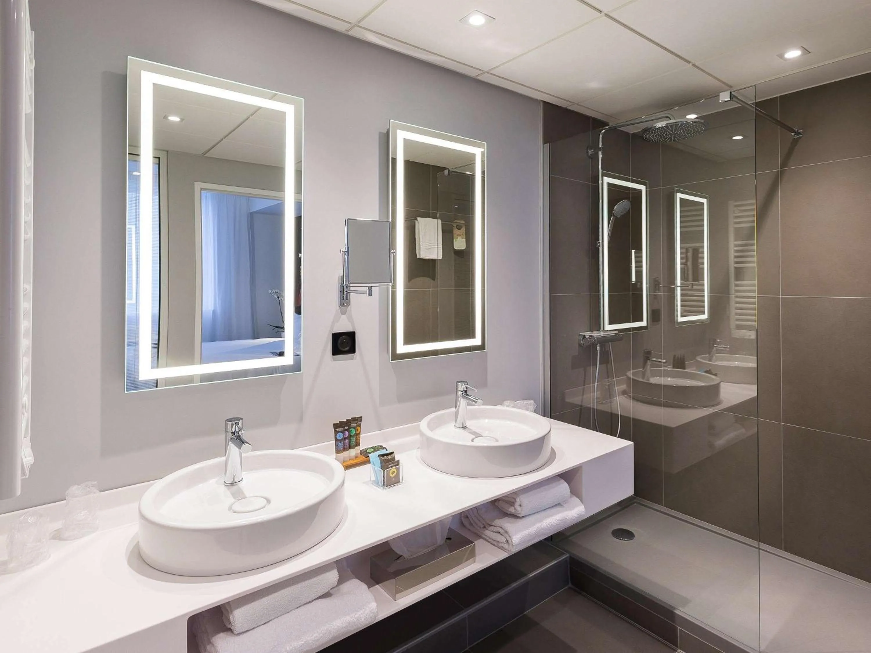 Photo of the whole room in Novotel Poitiers Site du Futuroscope