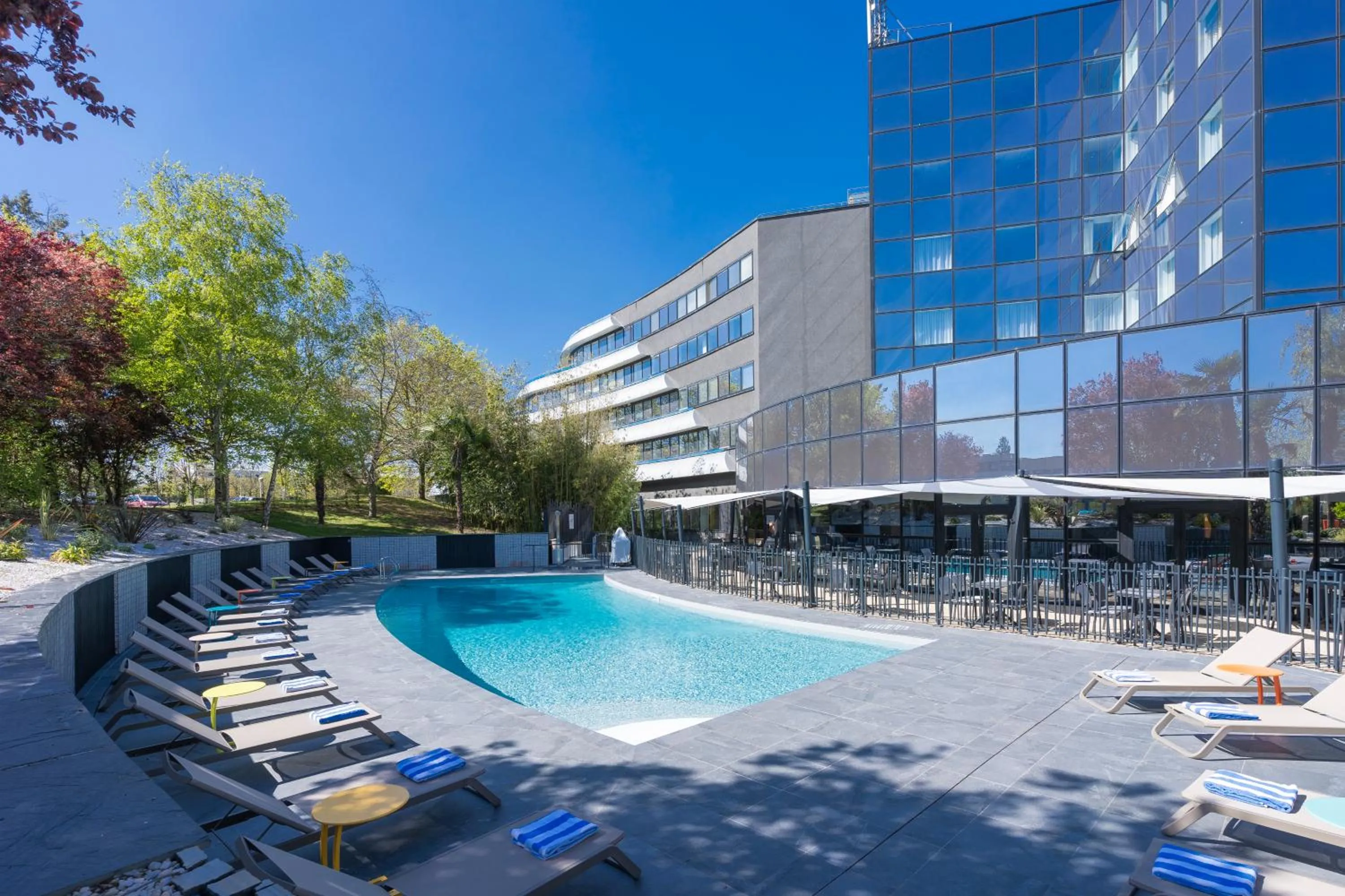 Swimming pool in Novotel Poitiers Site du Futuroscope