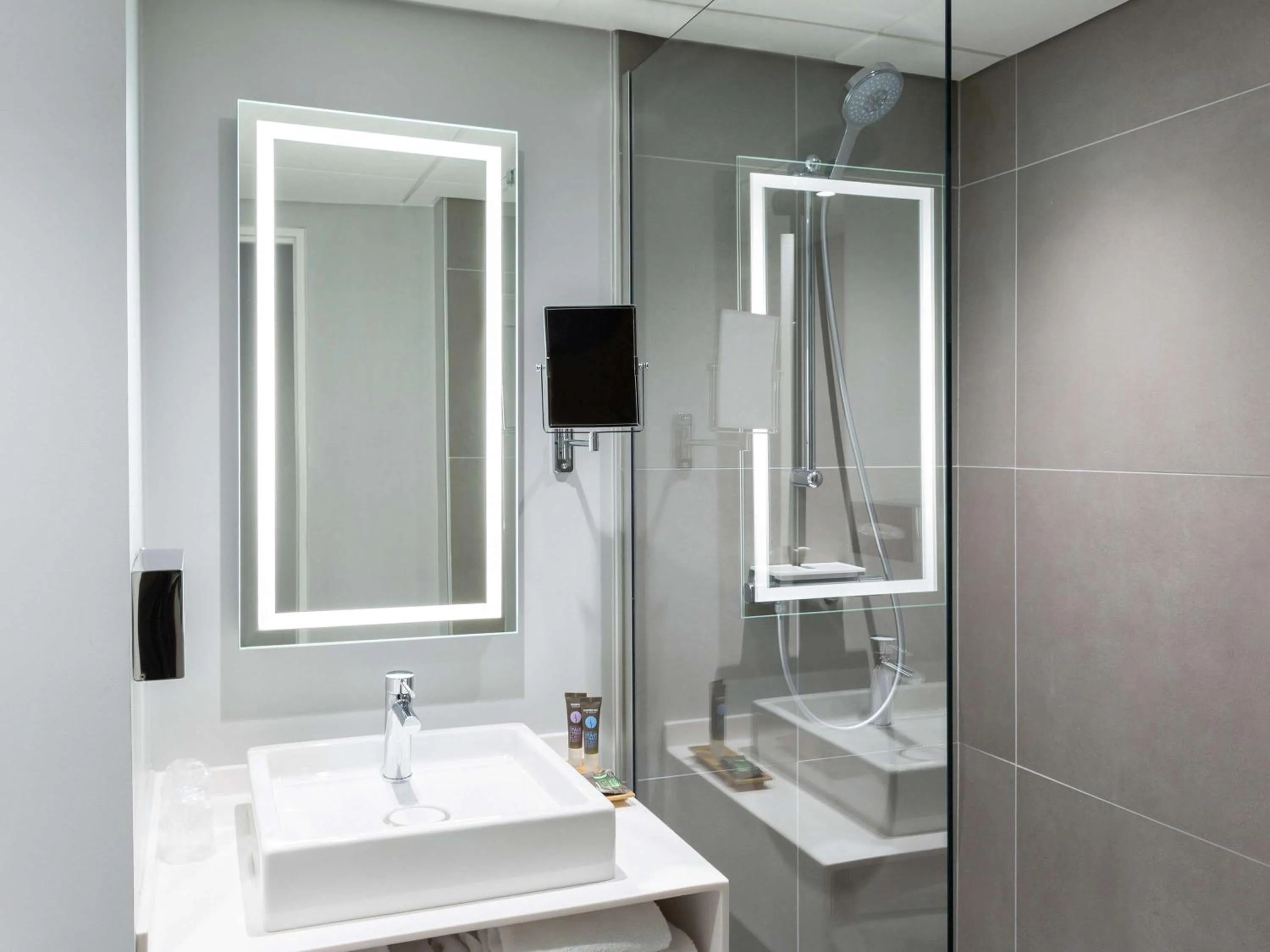 Photo of the whole room in Novotel Poitiers Site du Futuroscope