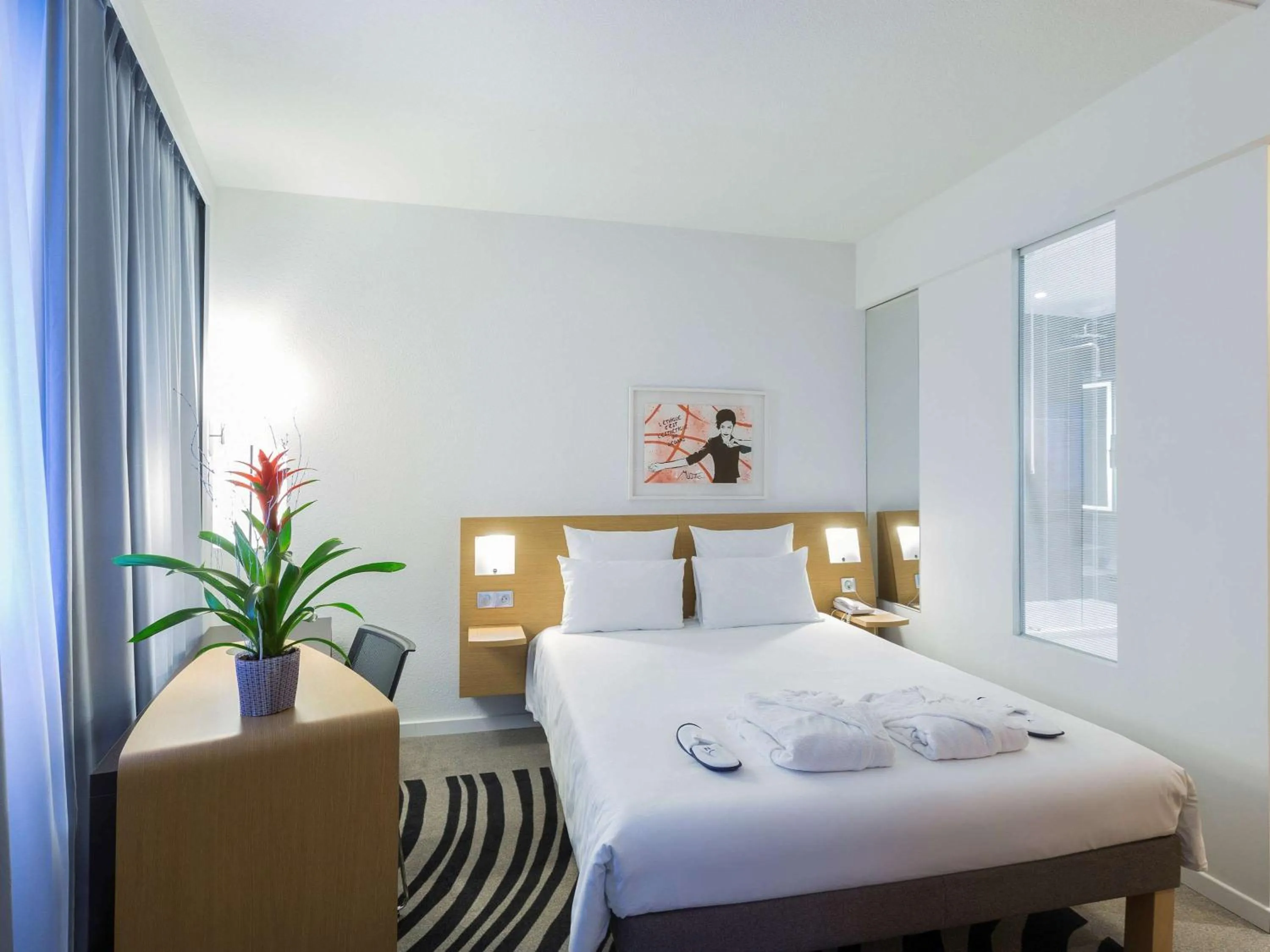 Photo of the whole room, Bed in Novotel Poitiers Site du Futuroscope