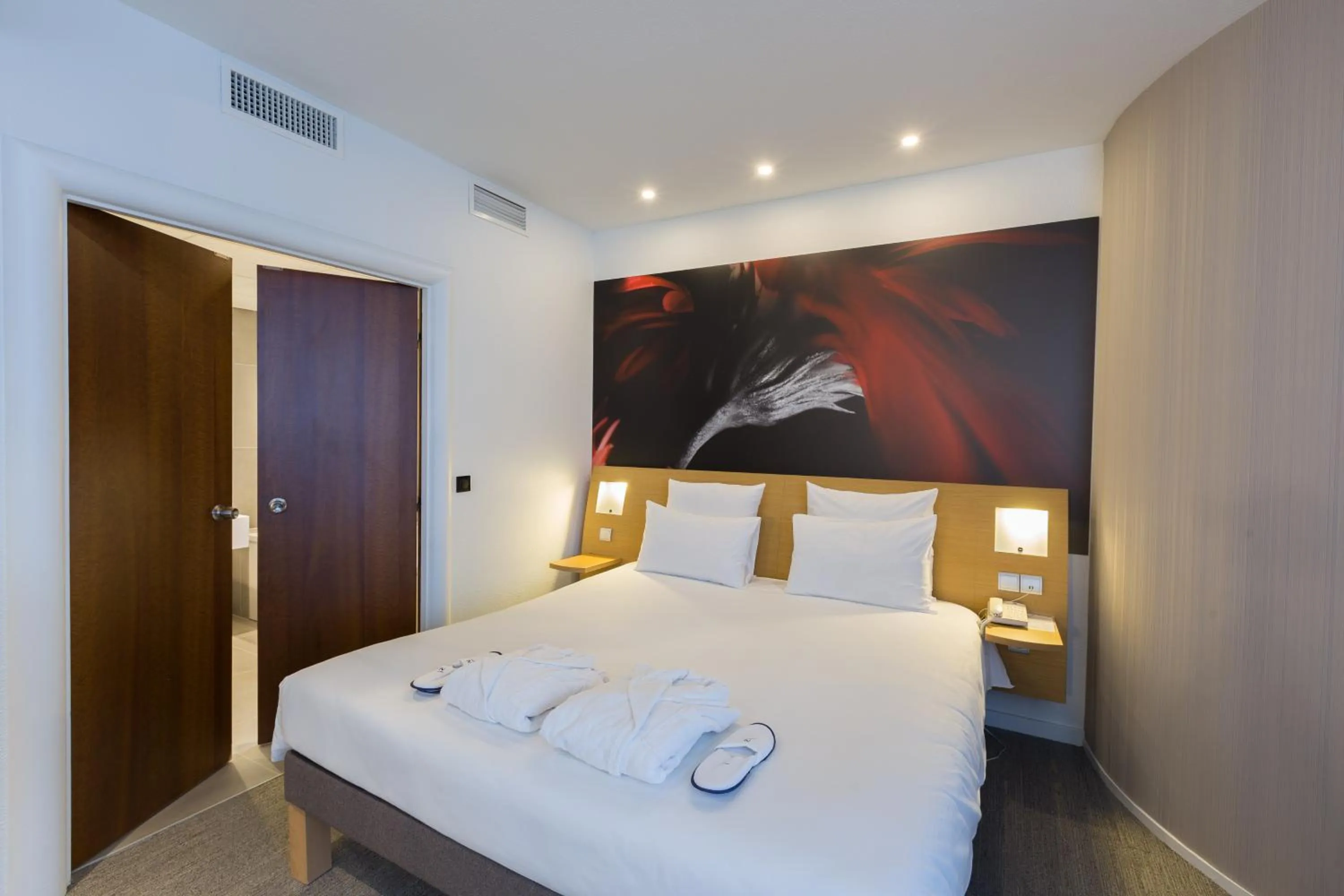 Photo of the whole room, Bed in Novotel Poitiers Site du Futuroscope