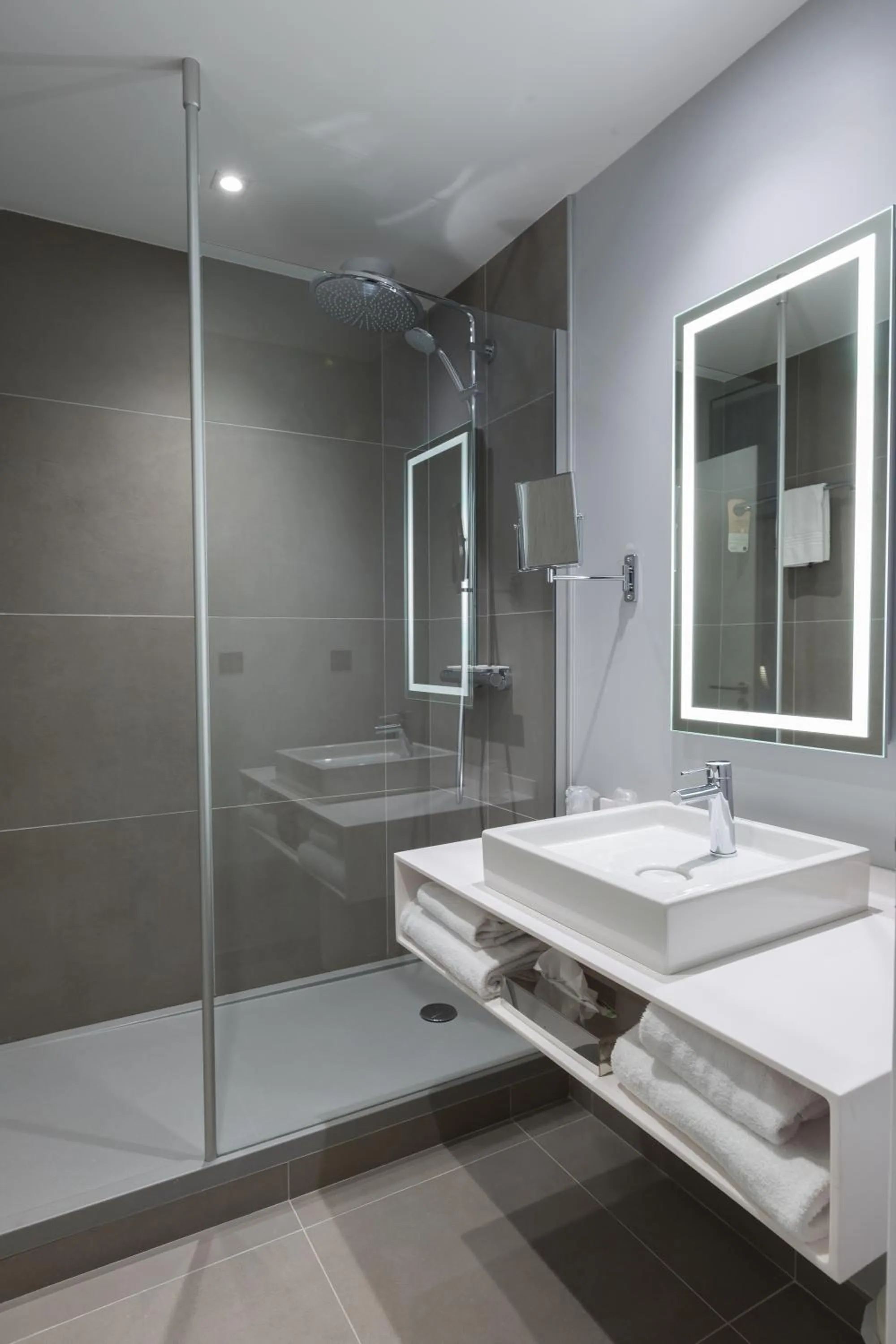 Bathroom in Novotel Poitiers Site du Futuroscope